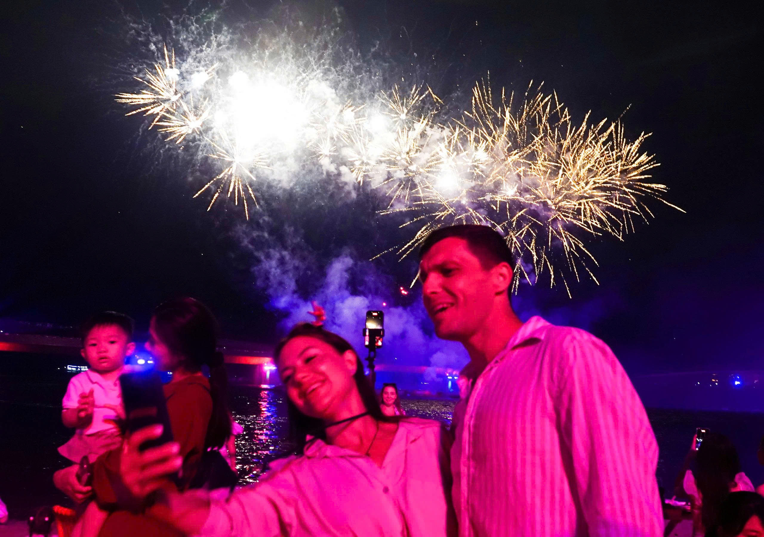 Fireworks light up Vietnam’s major cities as 2026 begins- Ảnh 18.