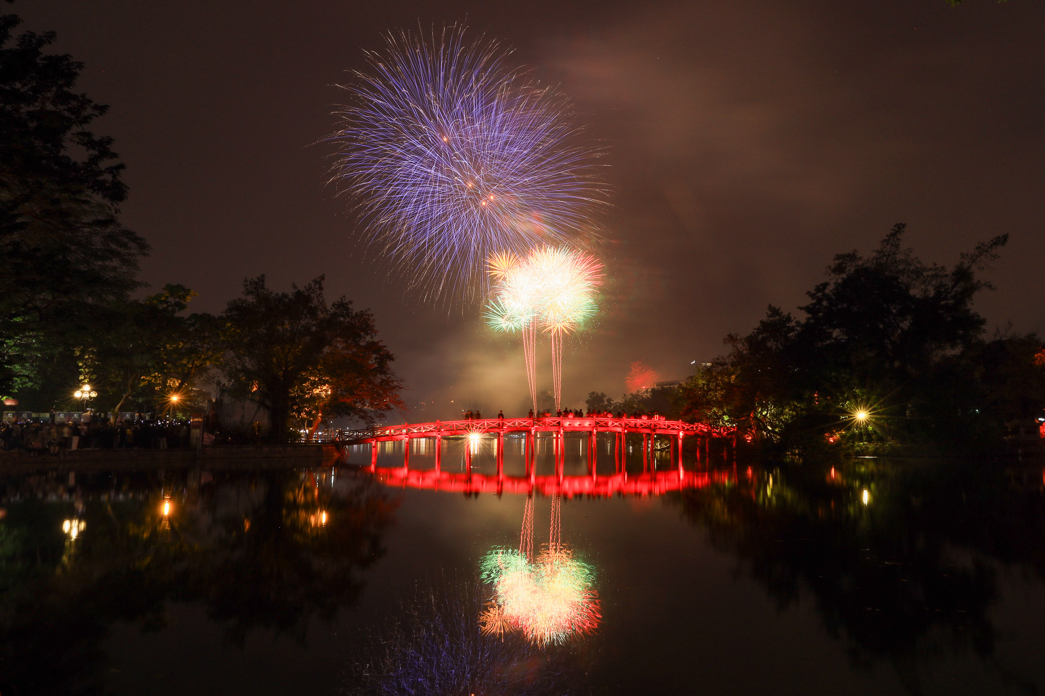 Fireworks light up Vietnam’s major cities as 2026 begins- Ảnh 3.