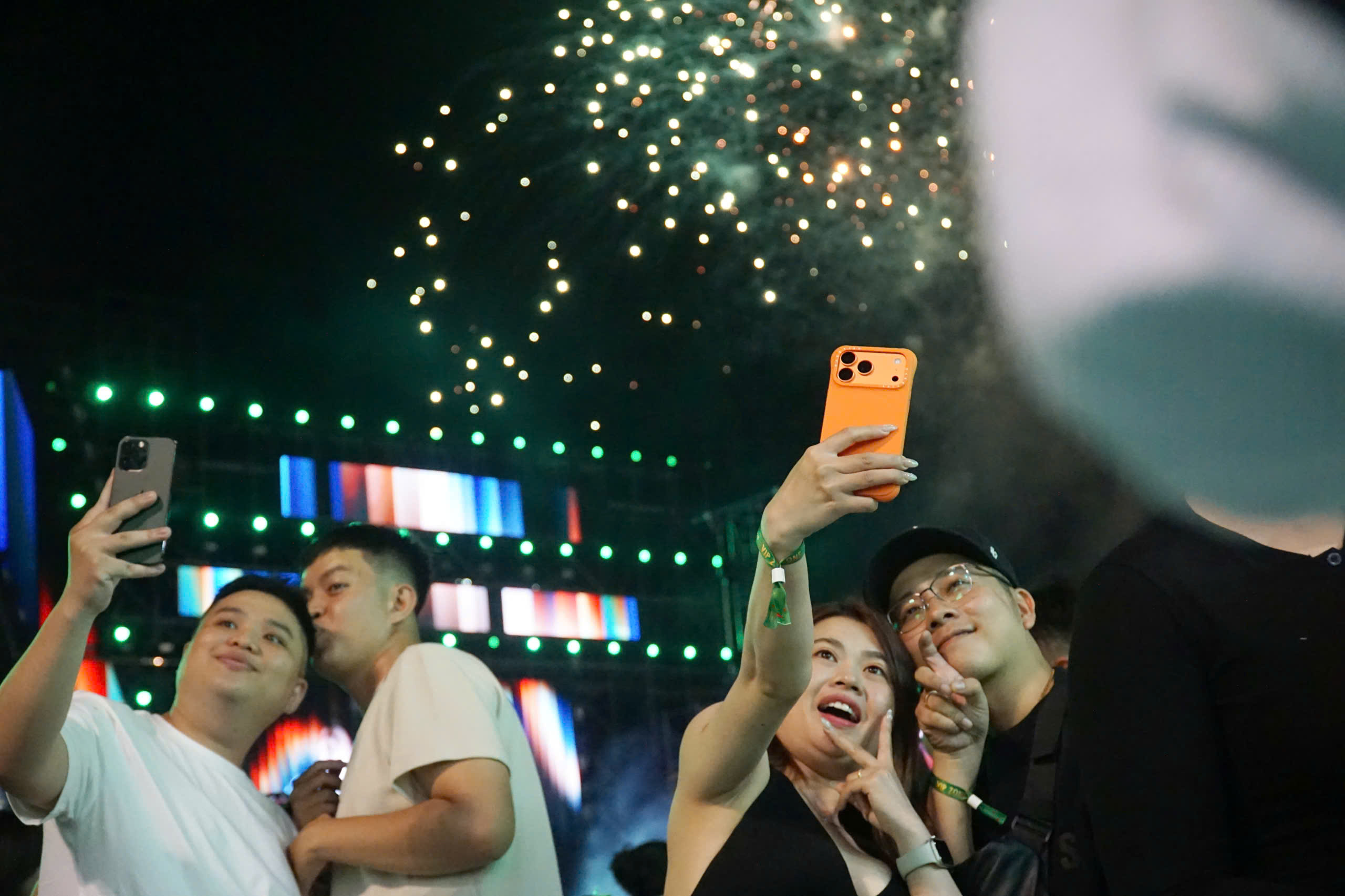 Fireworks light up Vietnam’s major cities as 2026 begins- Ảnh 8.