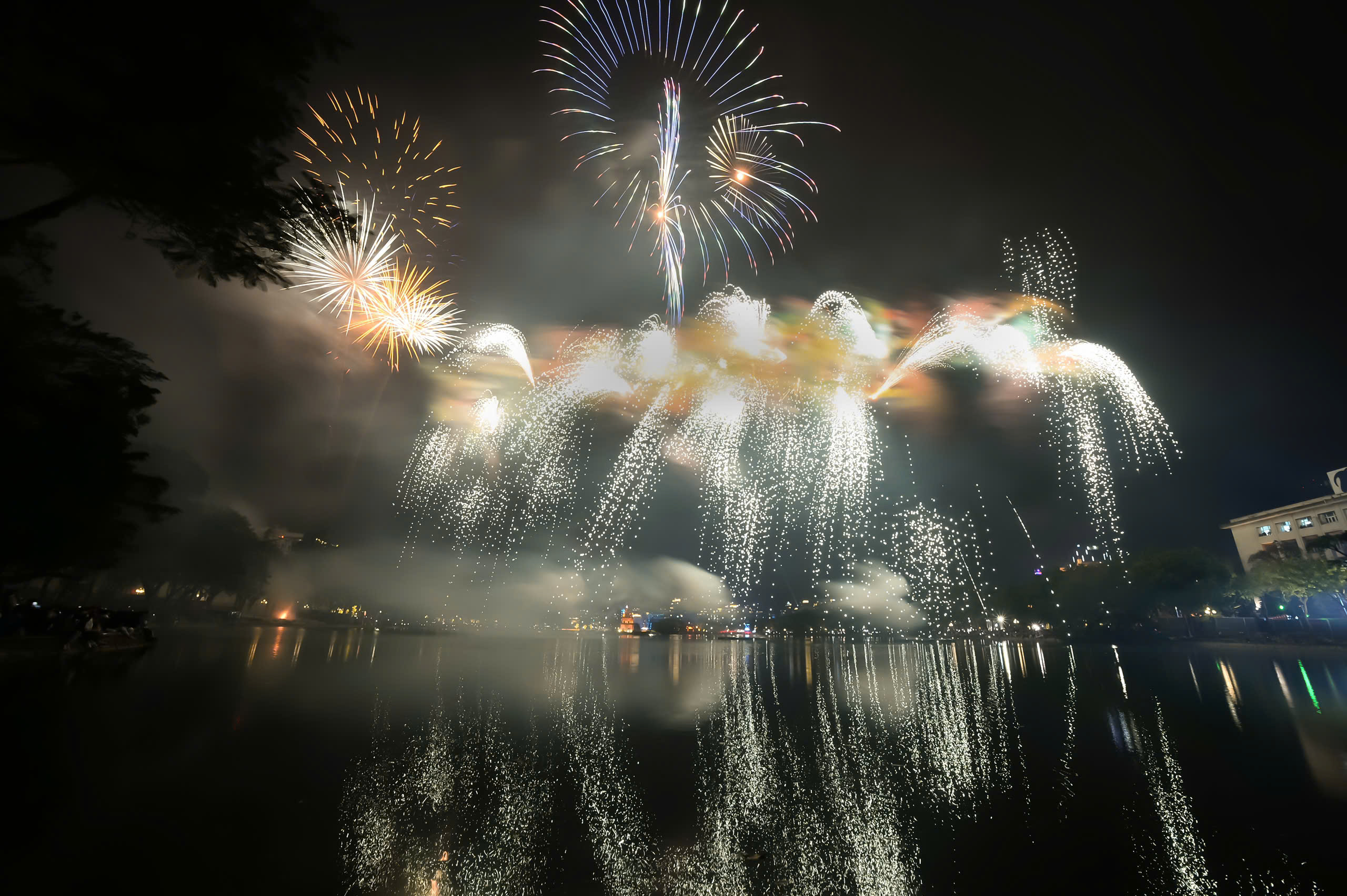 Fireworks light up Vietnam’s major cities as 2026 begins- Ảnh 4.