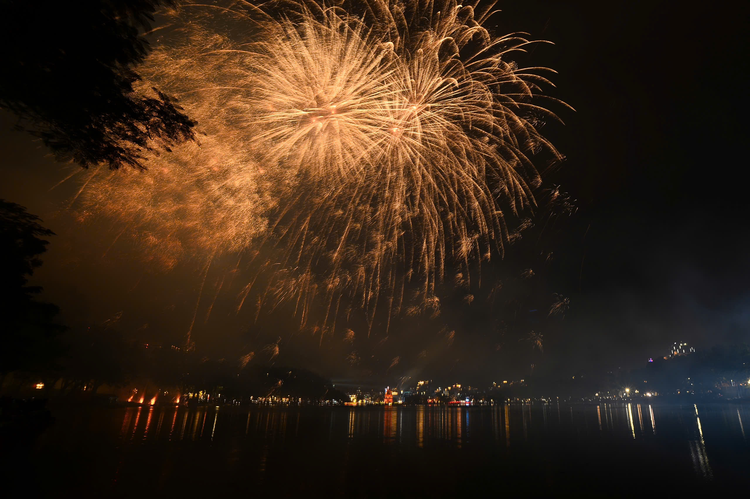 Fireworks light up Vietnam’s major cities as 2026 begins- Ảnh 5.