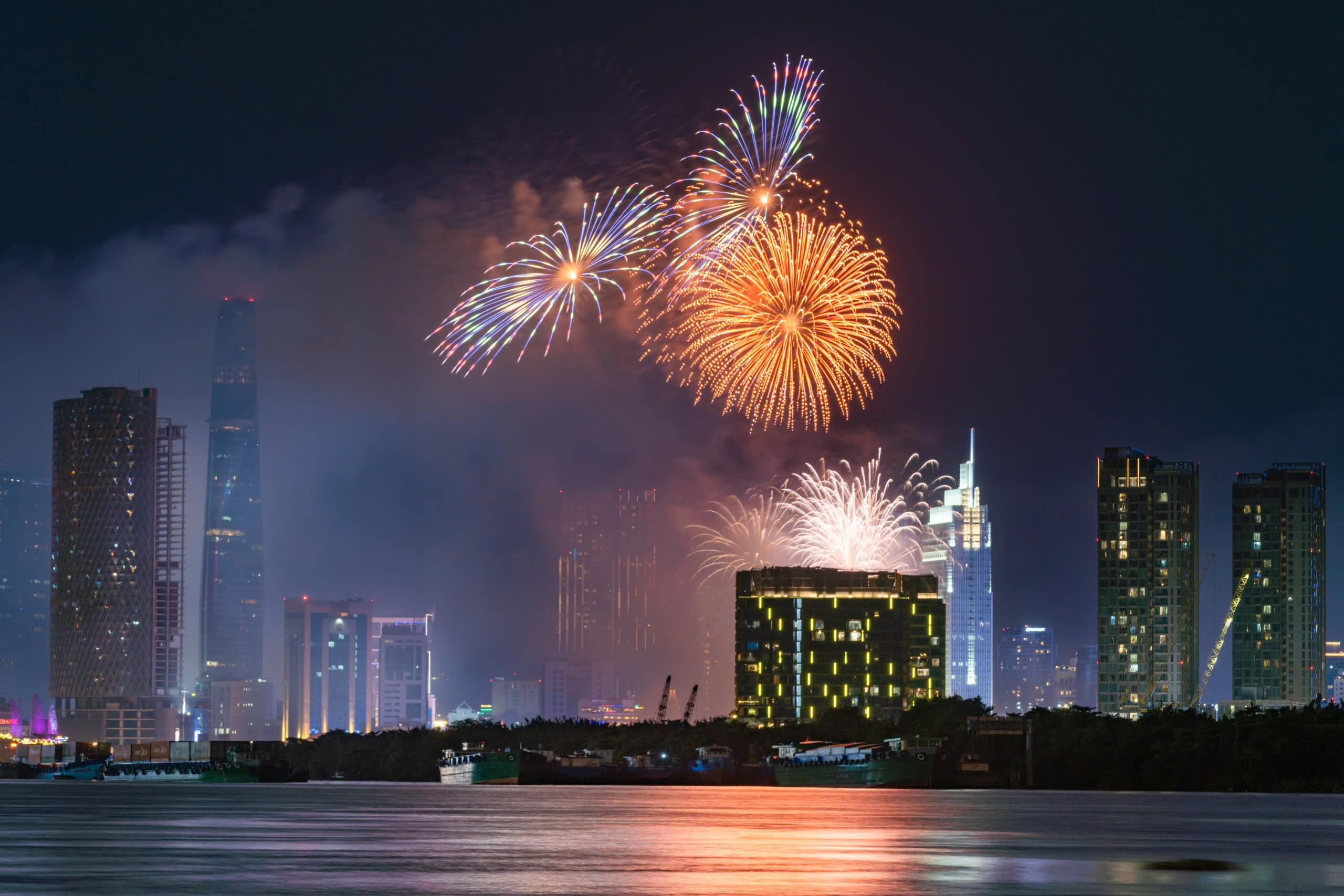 Fireworks light up Vietnam’s major cities as 2026 begins- Ảnh 10.