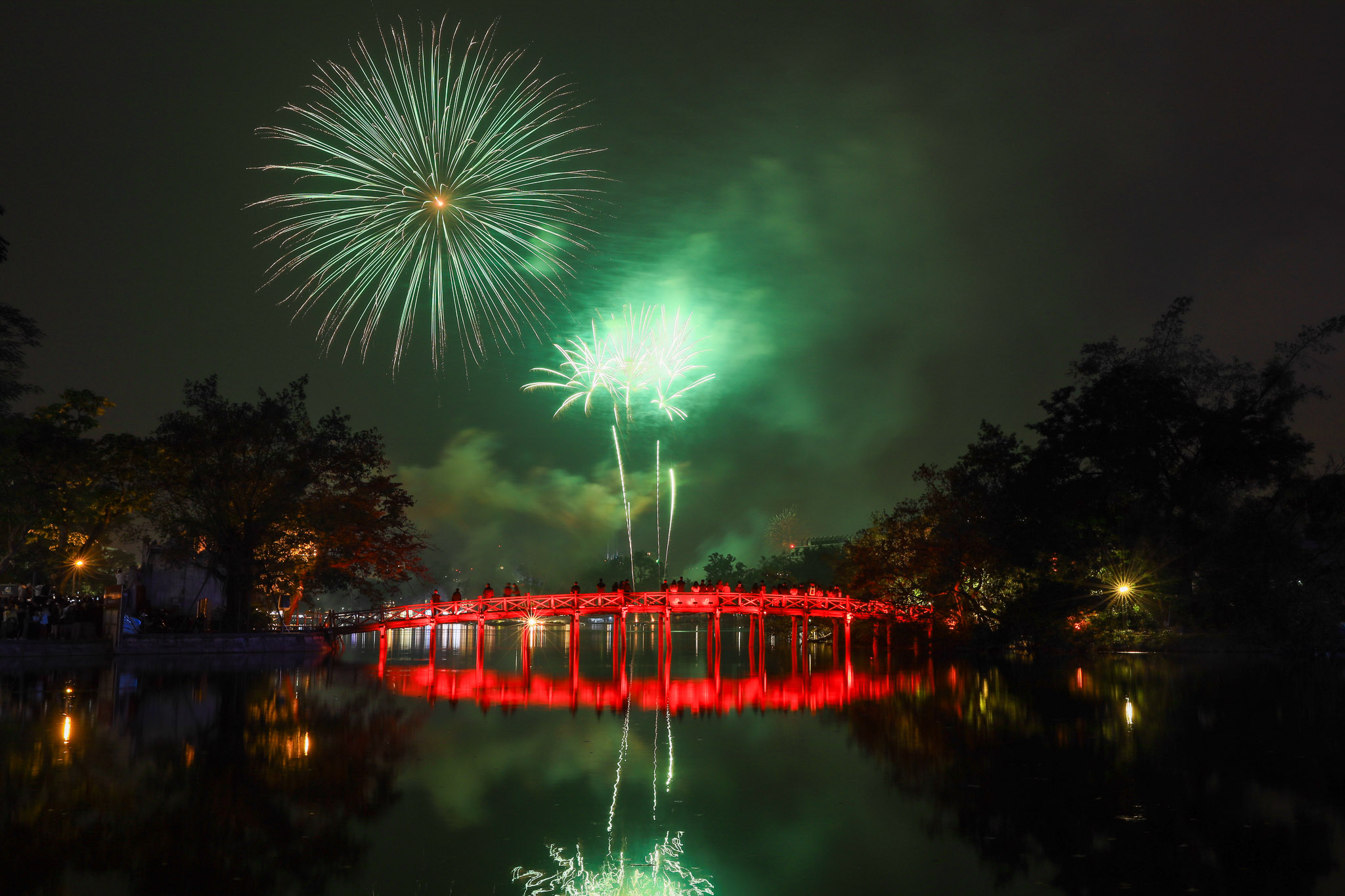 Fireworks light up Vietnam’s major cities as 2026 begins- Ảnh 2.