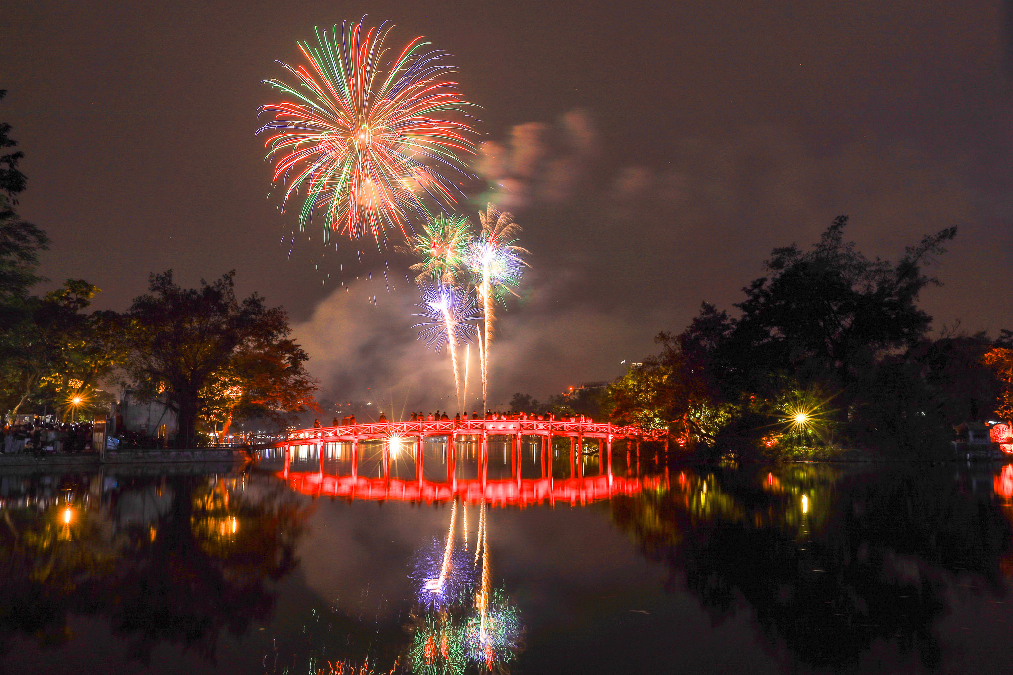 Fireworks light up Vietnam’s major cities as 2026 begins- Ảnh 15.