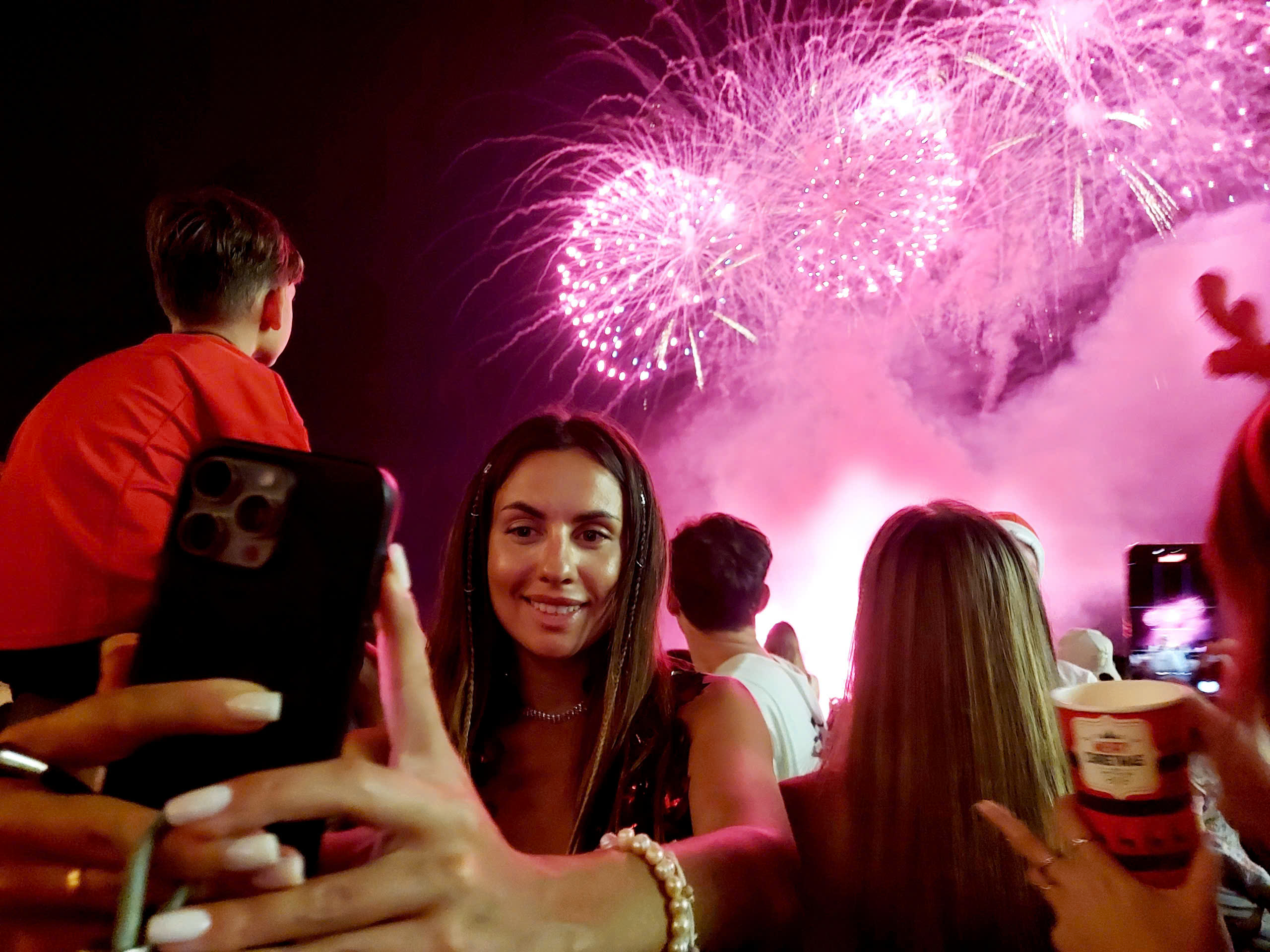 Fireworks light up Vietnam’s major cities as 2026 begins- Ảnh 17.