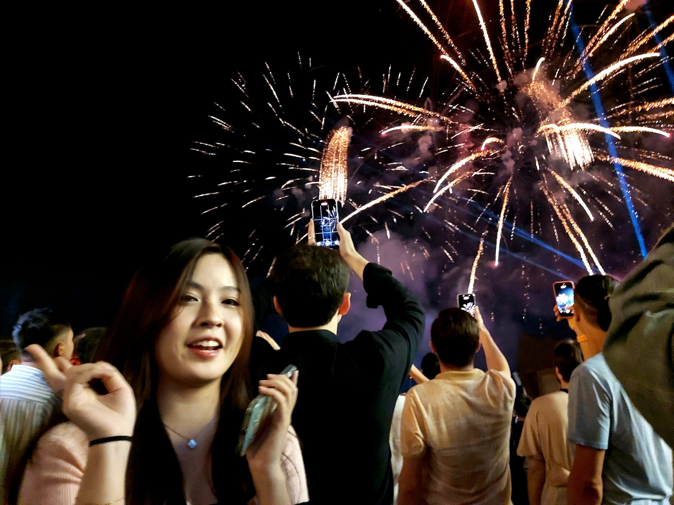 Fireworks light up Vietnam’s major cities as 2026 begins- Ảnh 13.