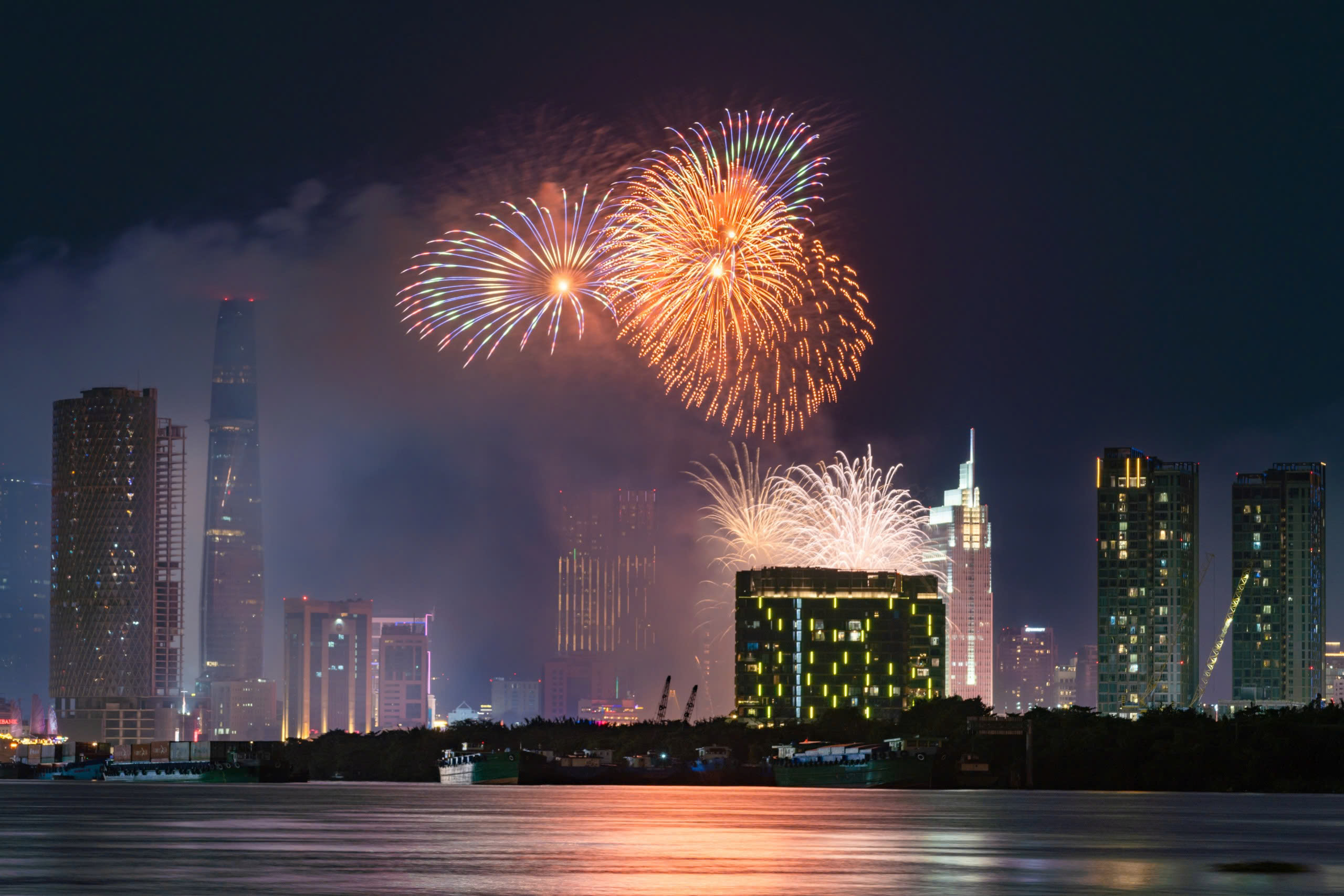 Fireworks light up Vietnam’s major cities as 2026 begins- Ảnh 6.