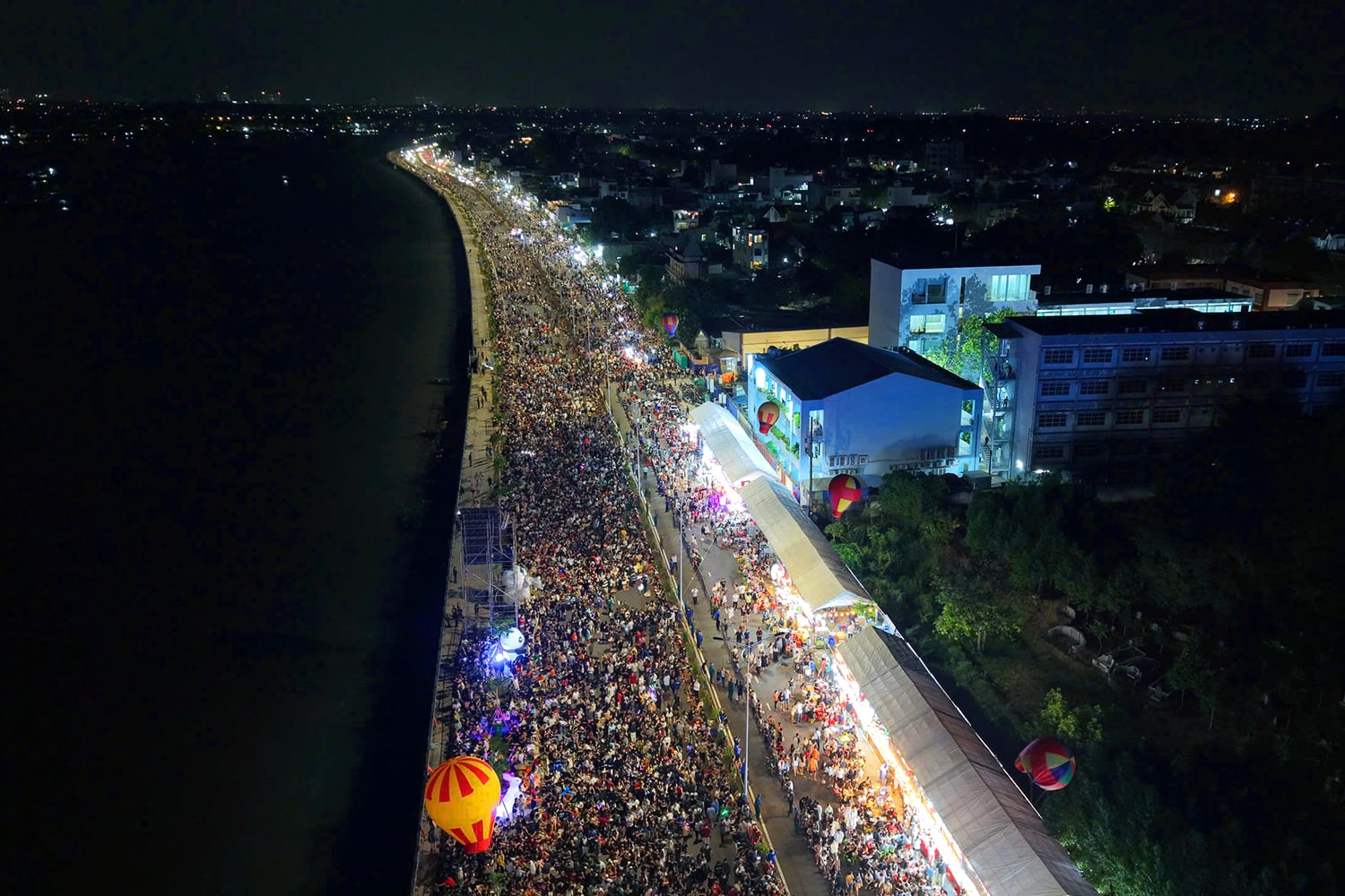 Fireworks light up Vietnam’s major cities as 2026 begins- Ảnh 9.