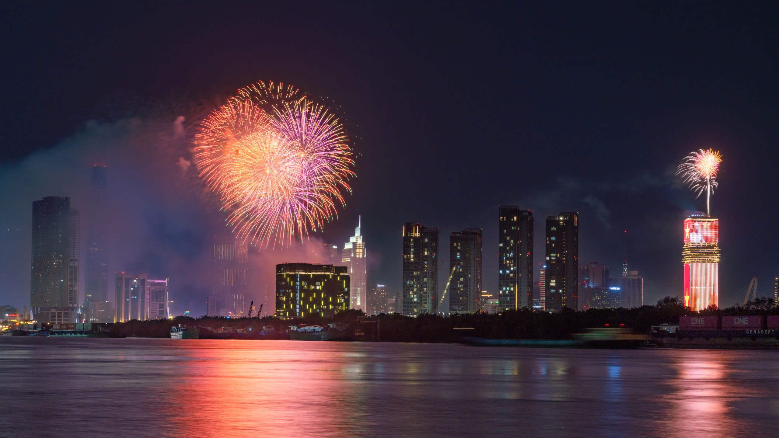 Fireworks light up Vietnam’s major cities as 2026 begins- Ảnh 11.