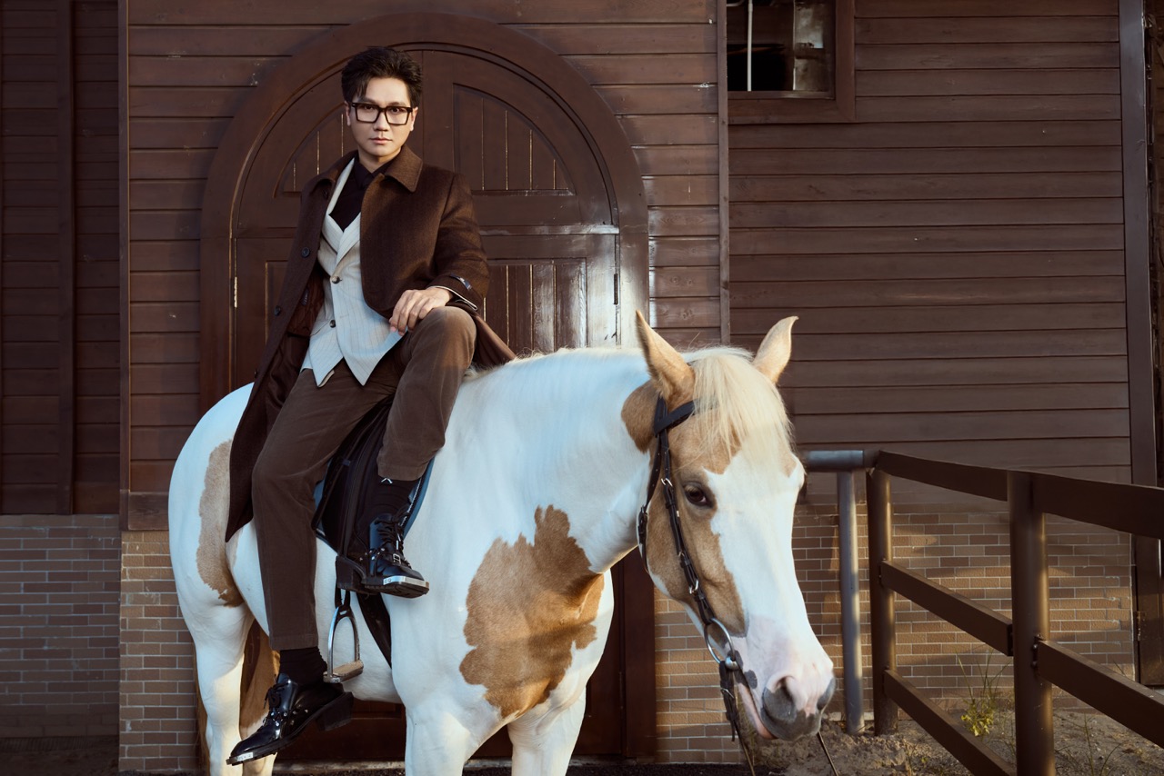 'Anh chú' MC Công Tố tung bộ ảnh ngựa, chưa gì đã thấy Tết Bính Ngọ rần rần  - Ảnh 4.