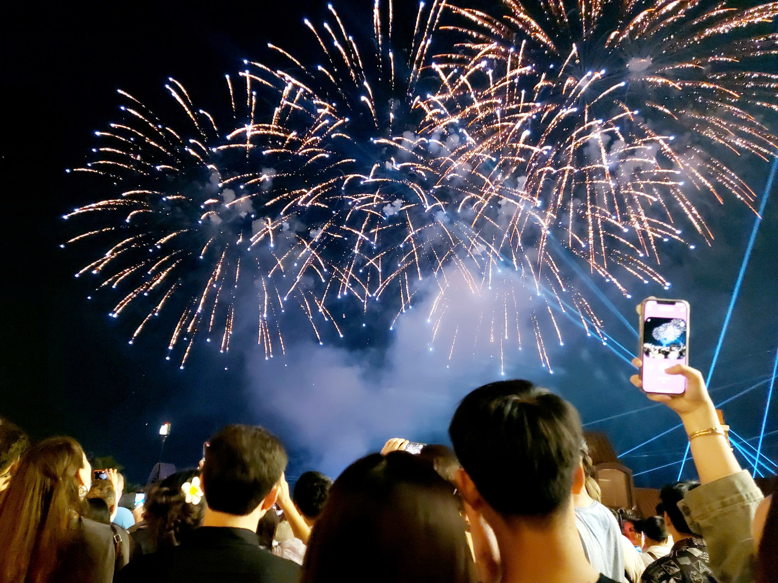 Fireworks light up Vietnam’s major cities as 2026 begins- Ảnh 14.