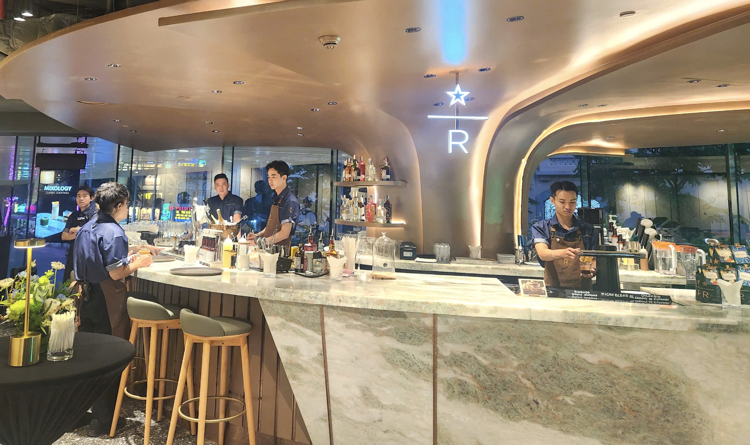 Starbucks chạm mốc 150 cửa hàng, thị trường ghi nhận chuỗi cà phê trung - cao cấp nở rộ - Ảnh 1.