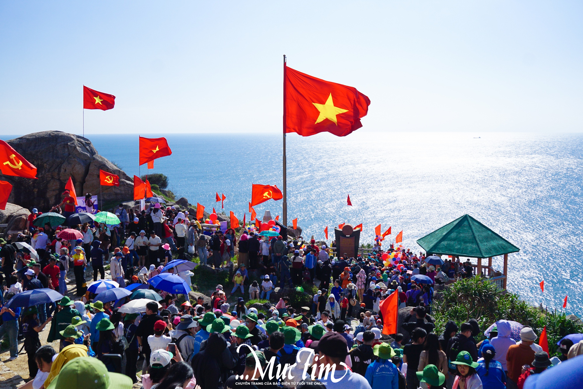 Bạn trẻ Đắk Lắk dậy từ 4h, chào cờ tại nơi đón bình minh đầu tiên của Việt Nam- Ảnh 1.