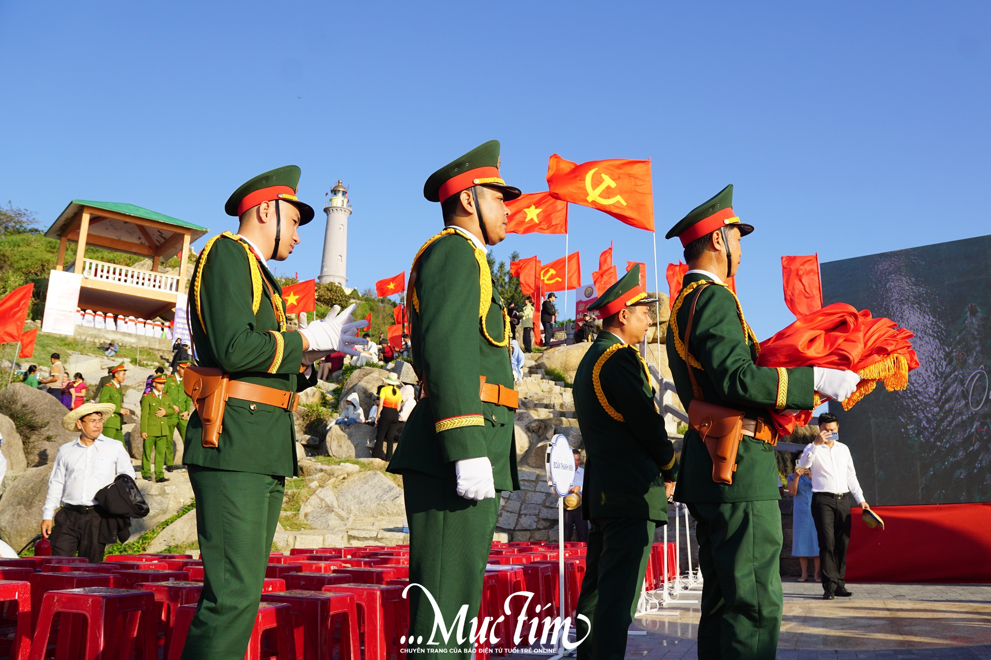 Bạn trẻ Đắk Lắk dậy từ 4h, chào cờ tại nơi đón bình minh đầu tiên của Việt Nam- Ảnh 2.