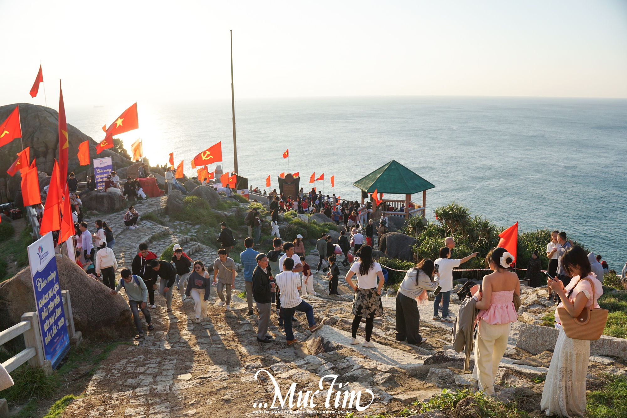 Bạn trẻ Đắk Lắk dậy từ 4h, chào cờ tại nơi đón bình minh đầu tiên của Việt Nam- Ảnh 3.