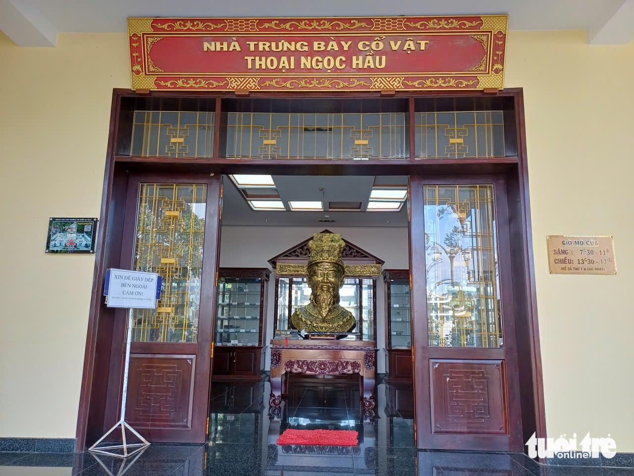 Vì sao thay tượng Thoại Ngọc Hầu mới có tên, logo và chữ ký doanh nghiệp cho tượng cũ tại đền thờ? - Ảnh 4.