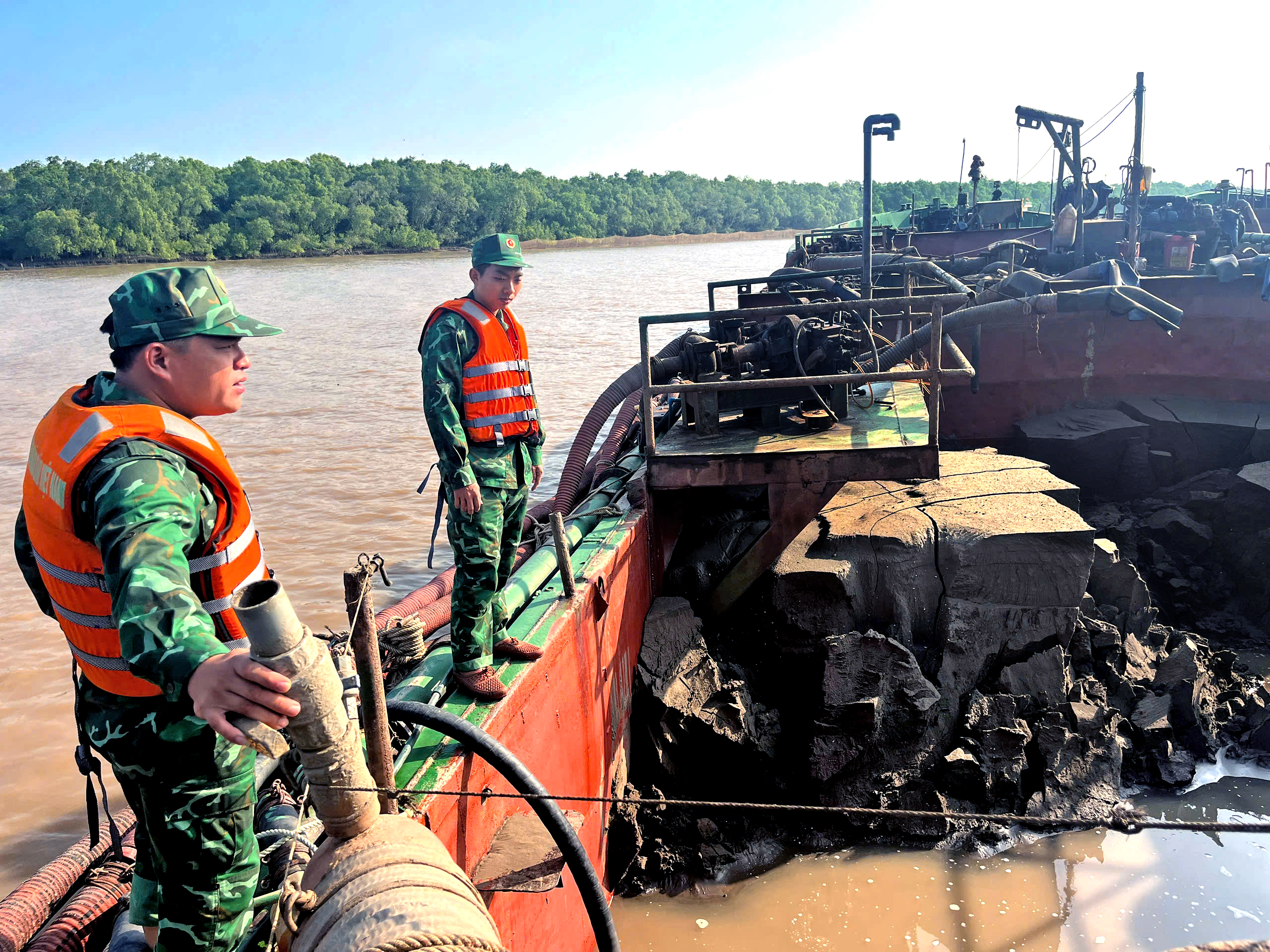 Tạm giữ 3 tàu chở hàng trăm mét khối cát từ biển về đất liền - Ảnh 1.