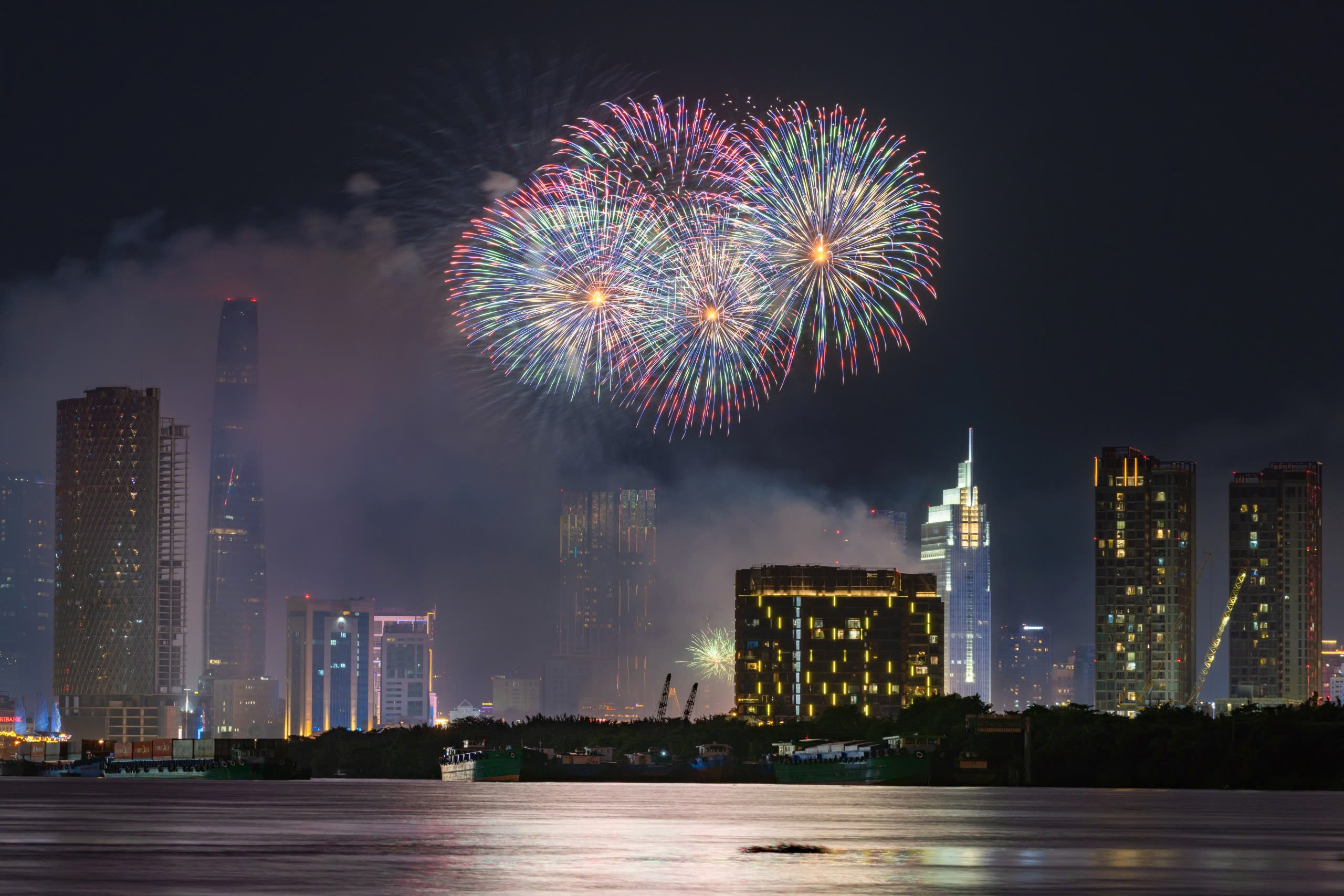 Fireworks light up Vietnam’s major cities as 2026 begins- Ảnh 12.