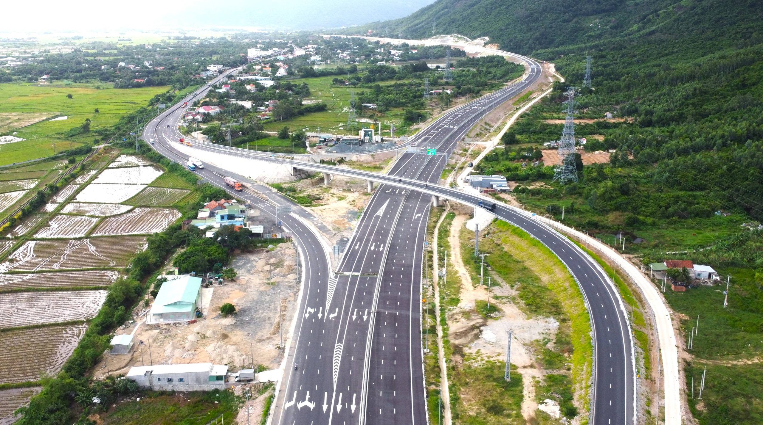 Thông xe 13km cao tốc Vân Phong - Nha Trang: Cao tốc Bắc - Nam thông suốt từ TP.HCM đến Vân Phong - Ảnh 1. cao tốc - Ảnh 1.