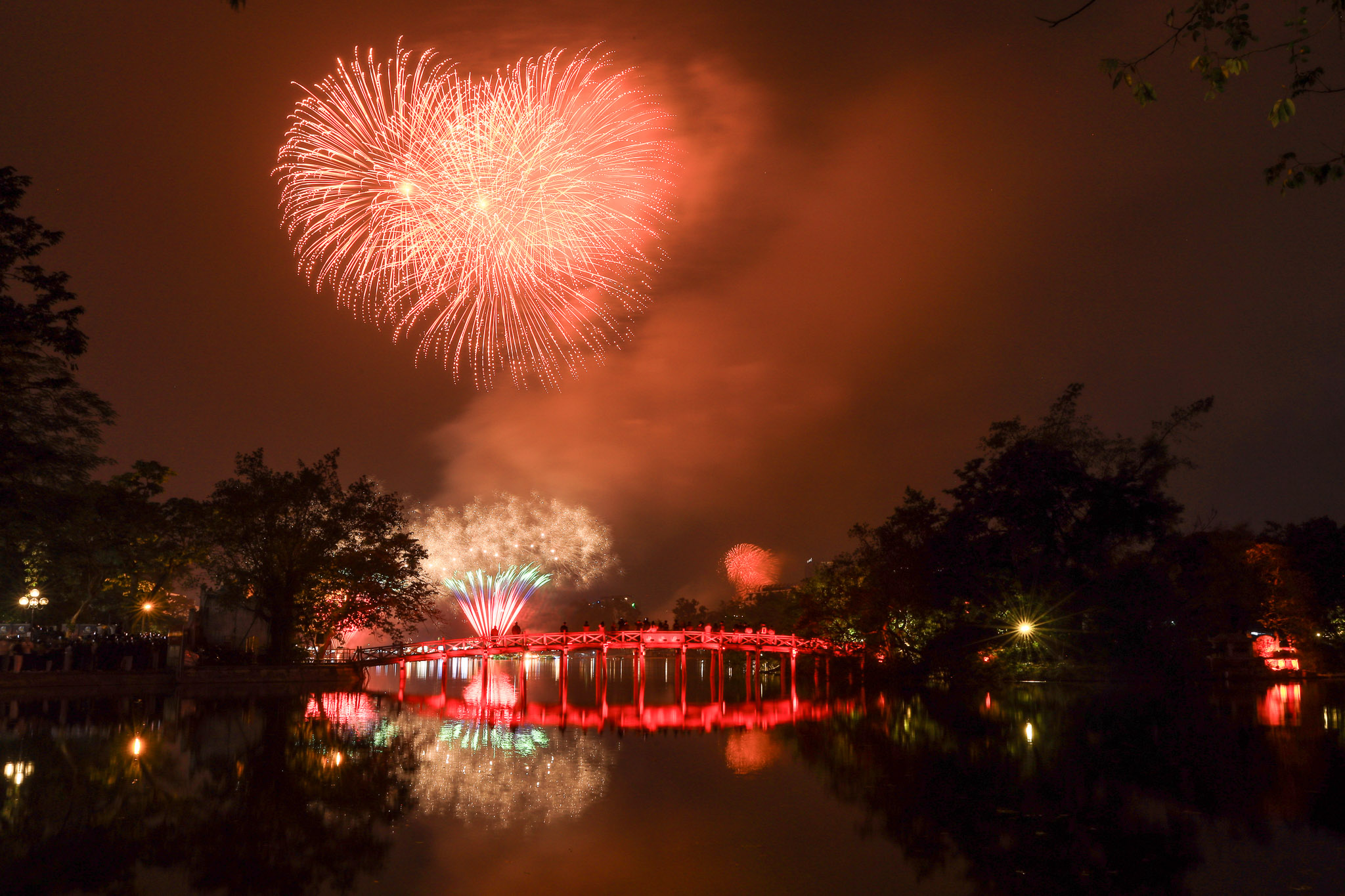 Fireworks light up Vietnam’s major cities as 2026 begins- Ảnh 1.
