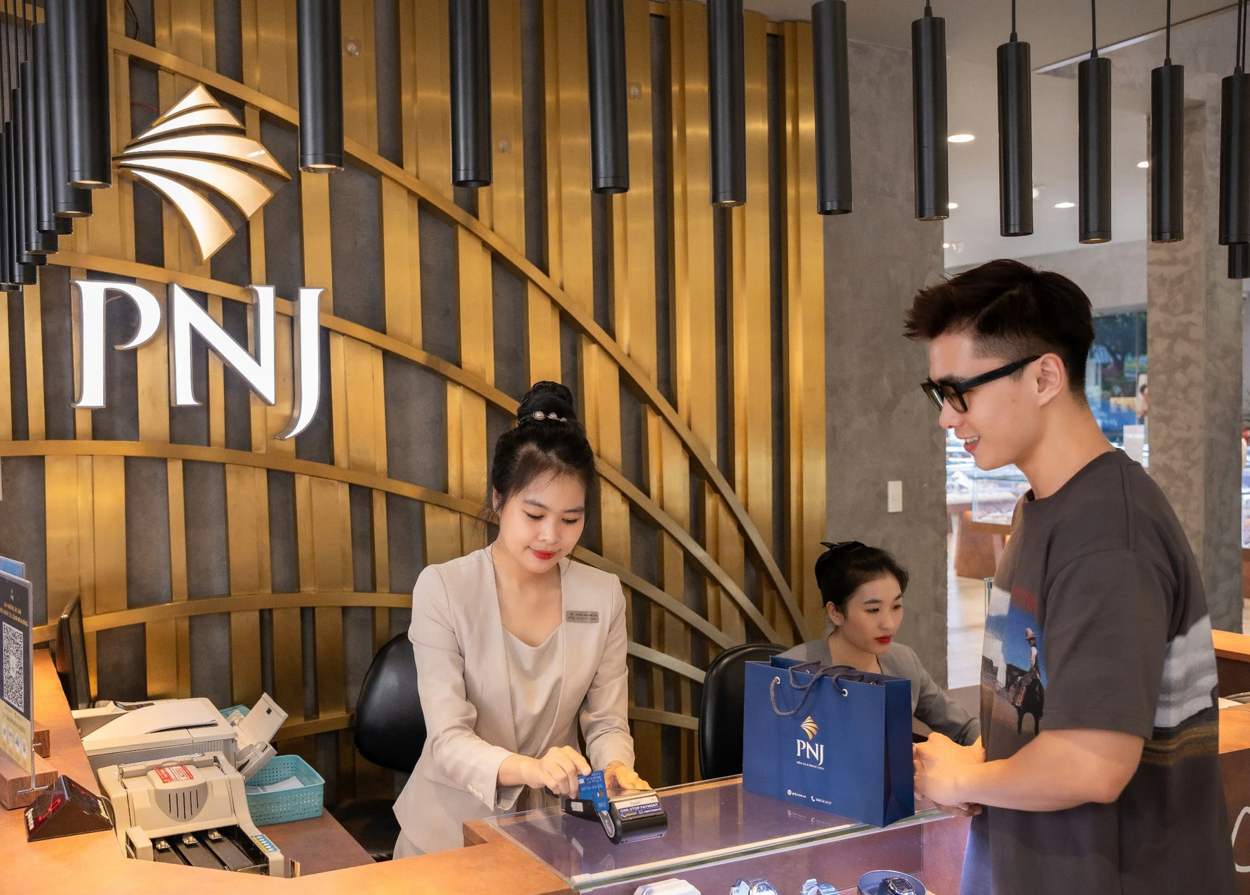 PNJ bị Thuế TP.HCM phạt vì lập hóa đơn không đúng thời điểm - Ảnh 1.