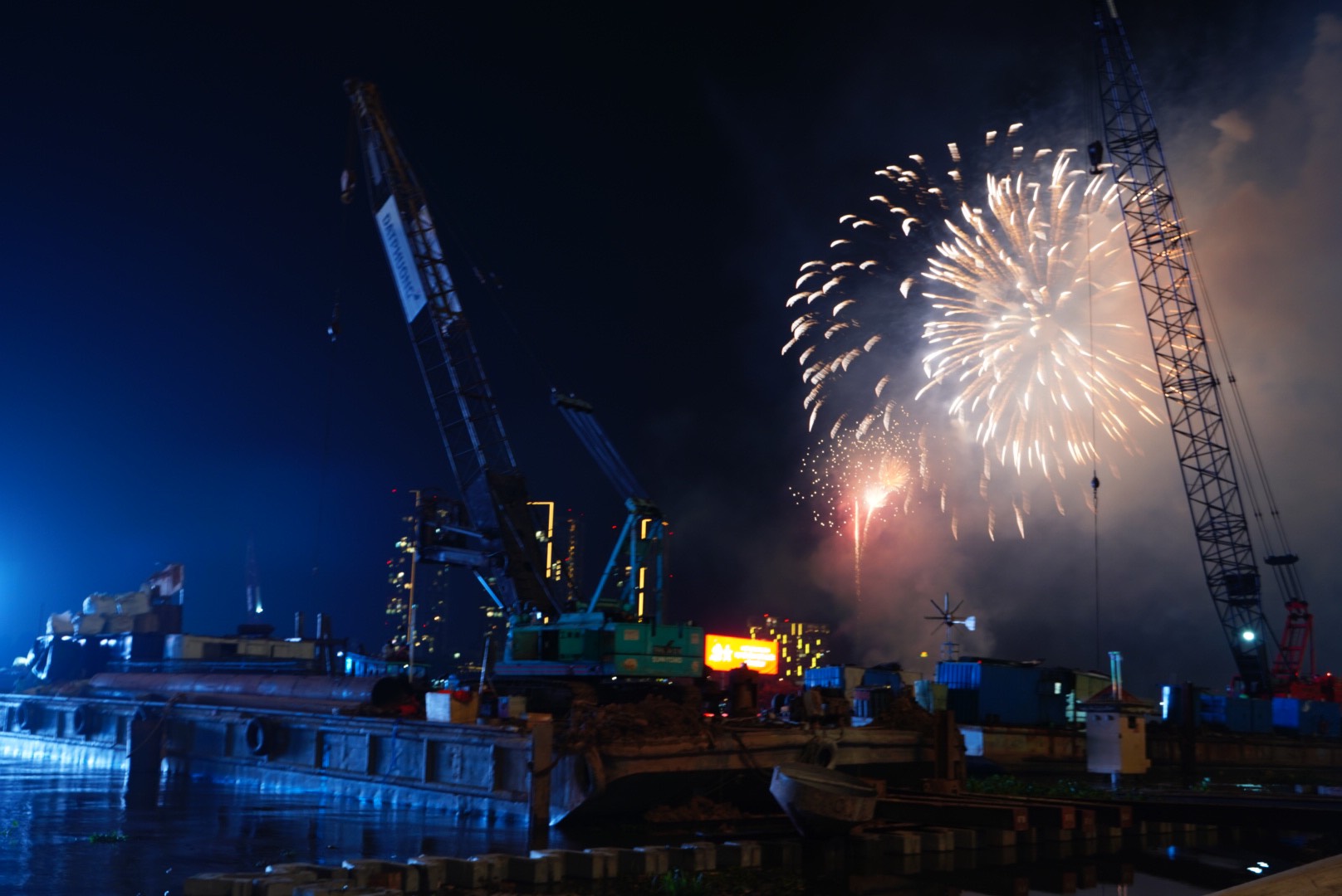 Fireworks light up Vietnam’s major cities as 2026 begins- Ảnh 19.