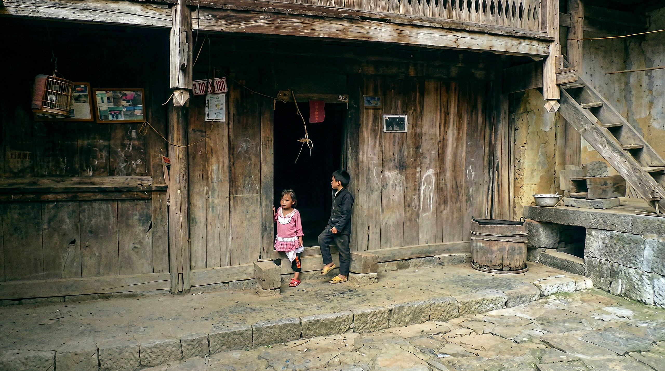 Khi bão dông dừng lại sau thanh gỗ lim mòn vẹt - Ảnh 1.