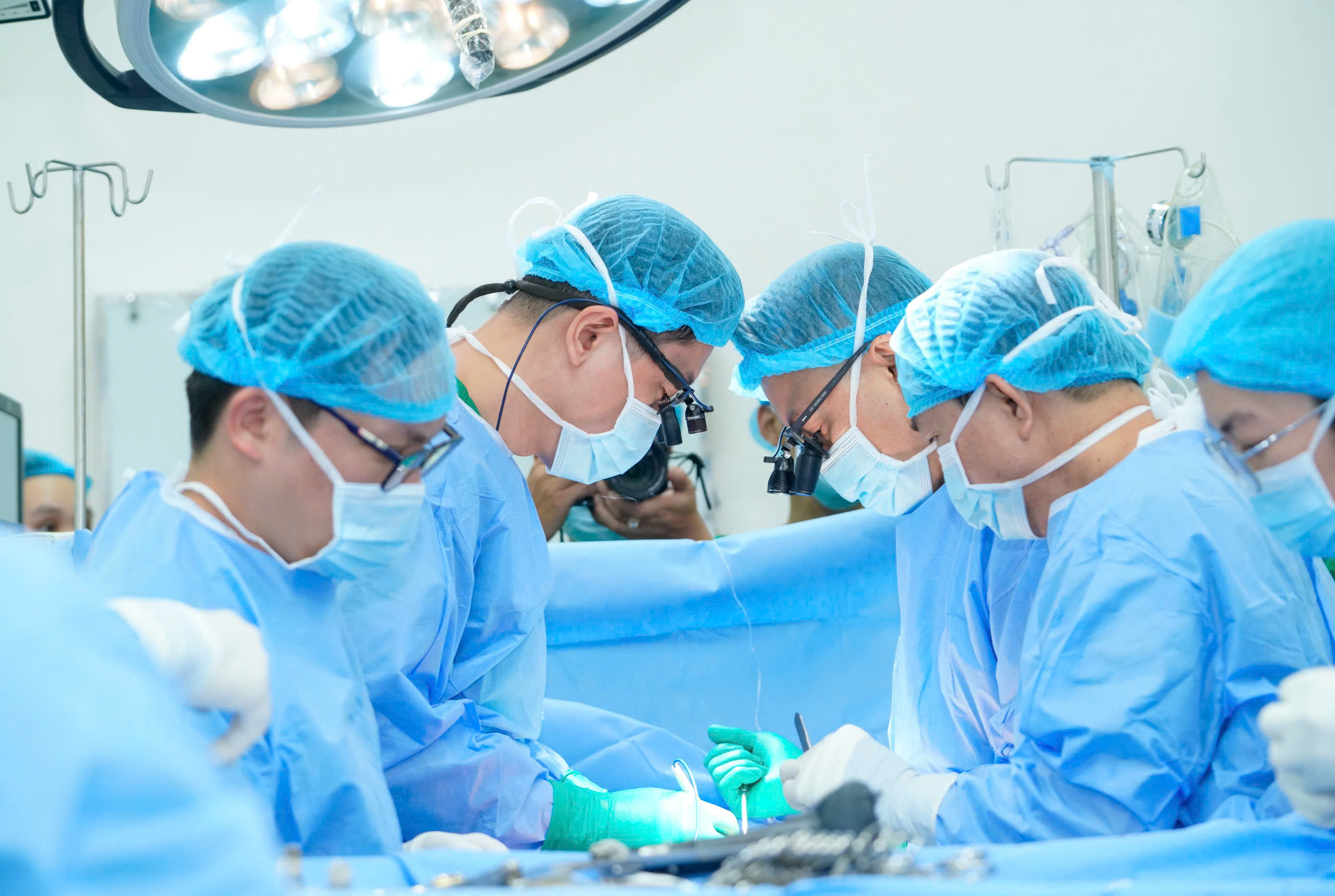 Ca ghép tim sinh tử giành lại sự sống cho cậu bé 15 tuổi ở Bệnh viện Đại học Y Dược TP.HCM - Ảnh 1.