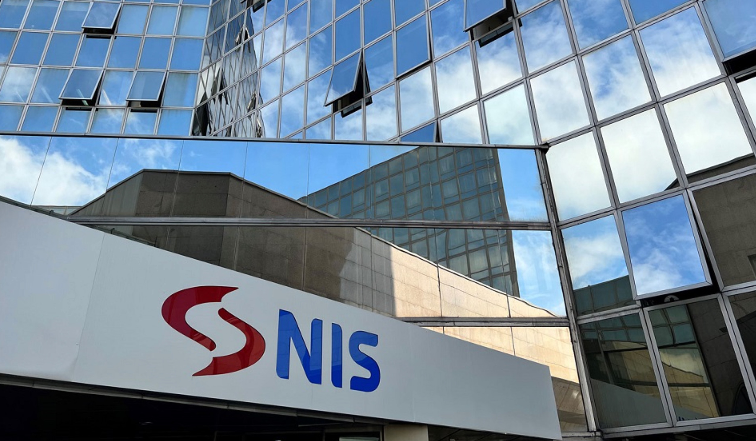 Российские владельцы NIS продали долю венгерской MOL