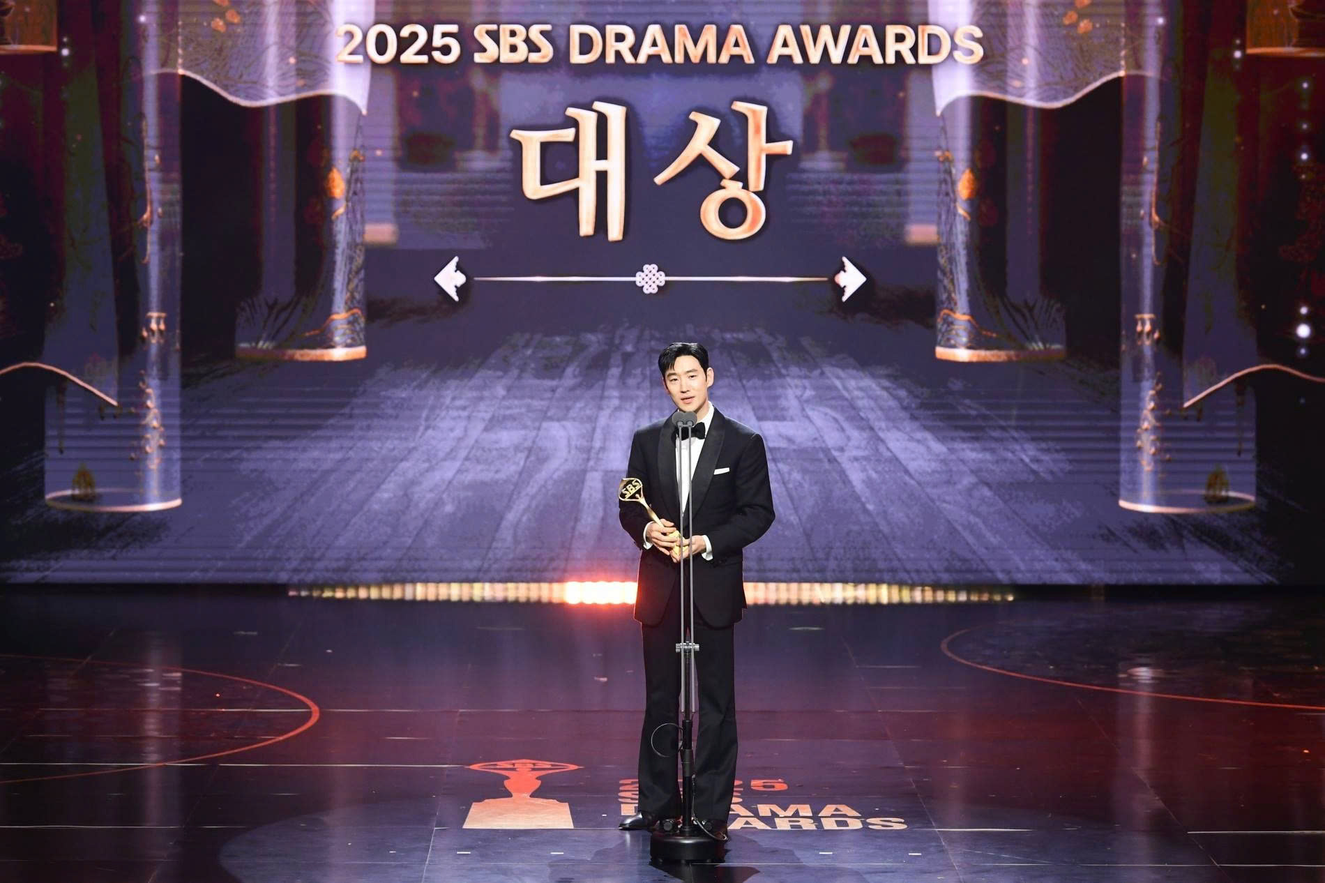 Lee Je Hoon giành Daesang lần 2 nhờ Taxi Driver