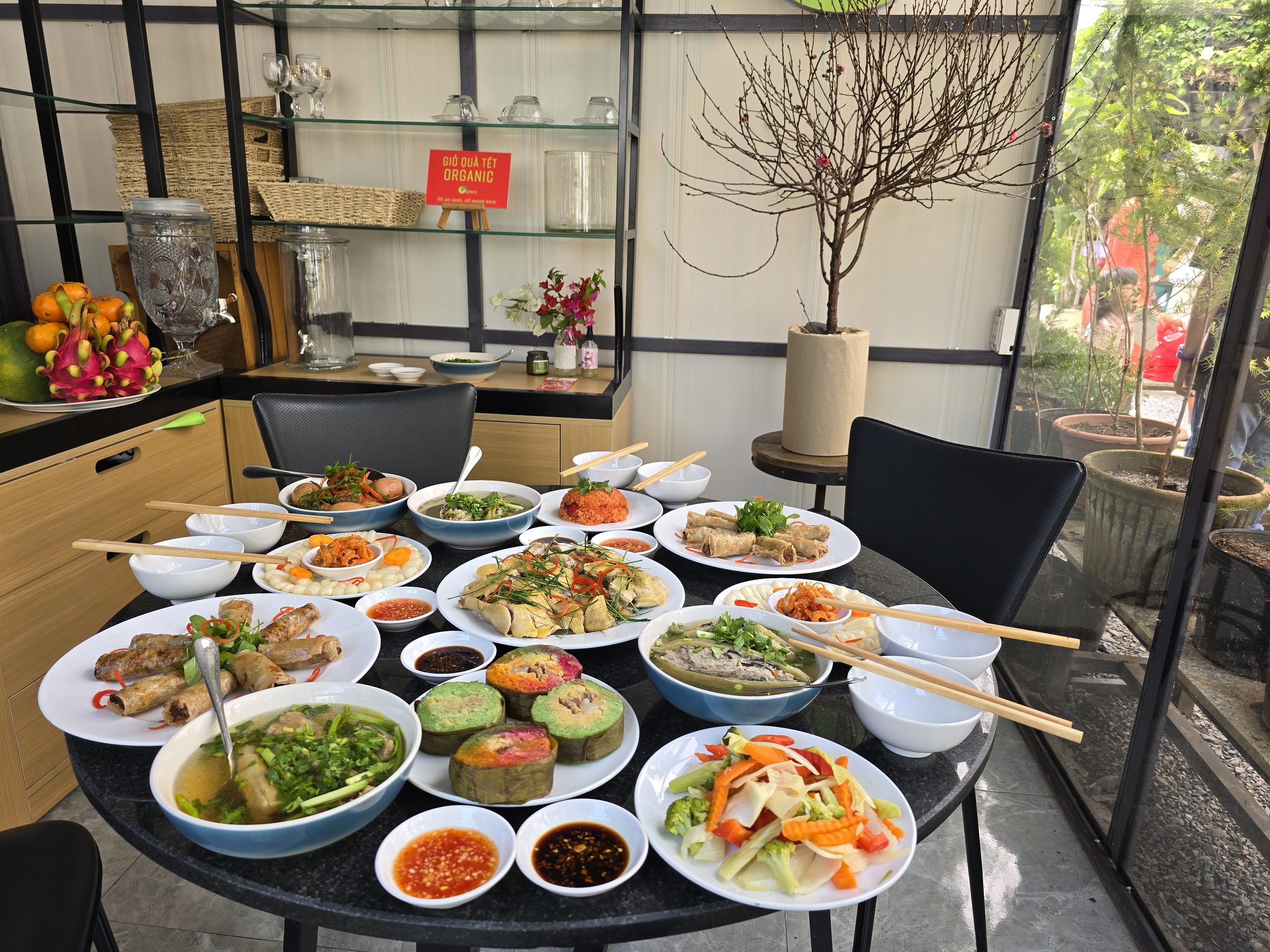 Tết đến sớm qua buổi học gói bánh chưng, làm mứt dừa tại Thảo Điền - Ảnh 4. gói bánh chưng - Ảnh 4.