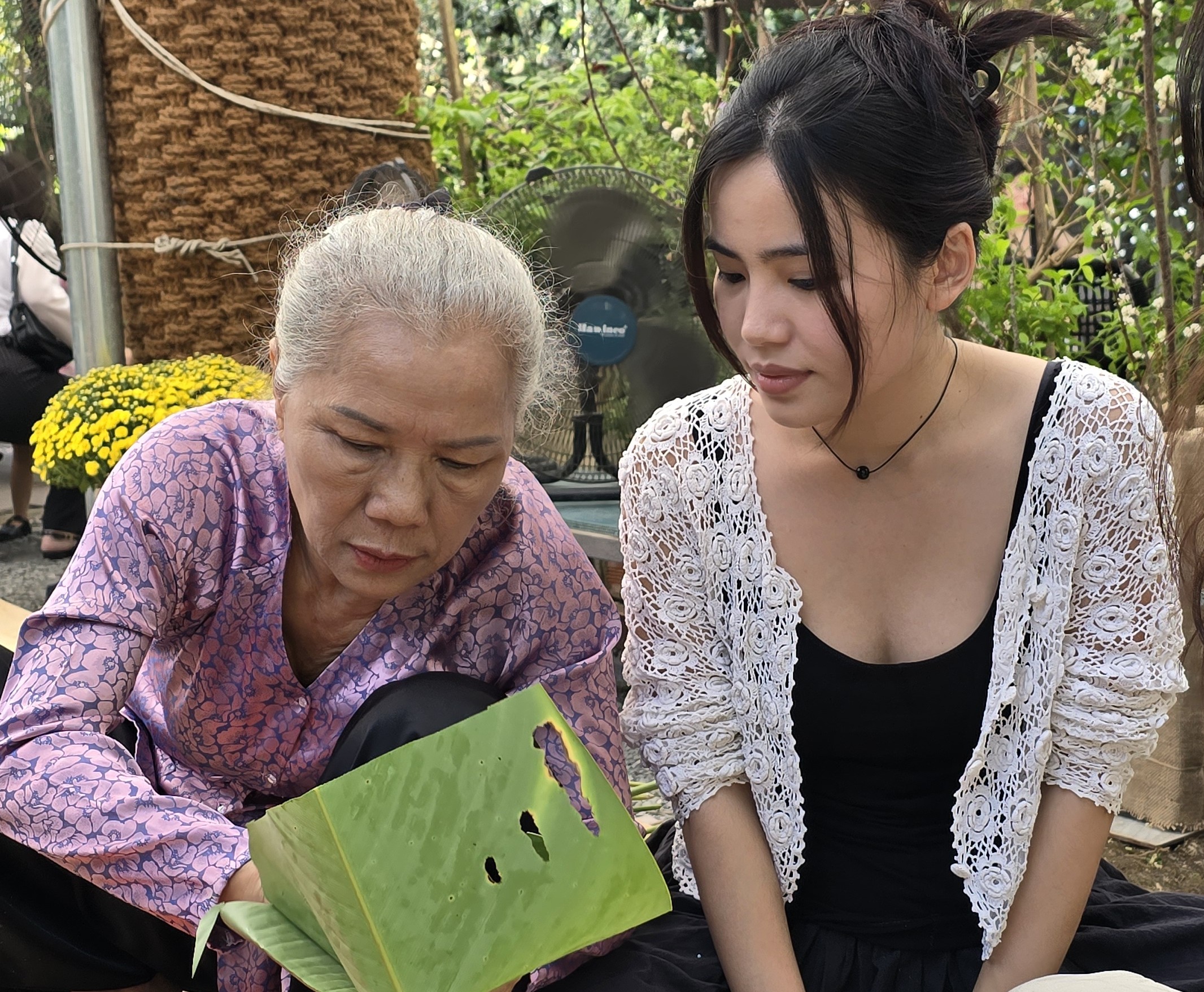 Học gói bánh chưng, làm mứt dừa tại Thảo Điền - Ảnh 1. gói bánh chưng - Ảnh 3.