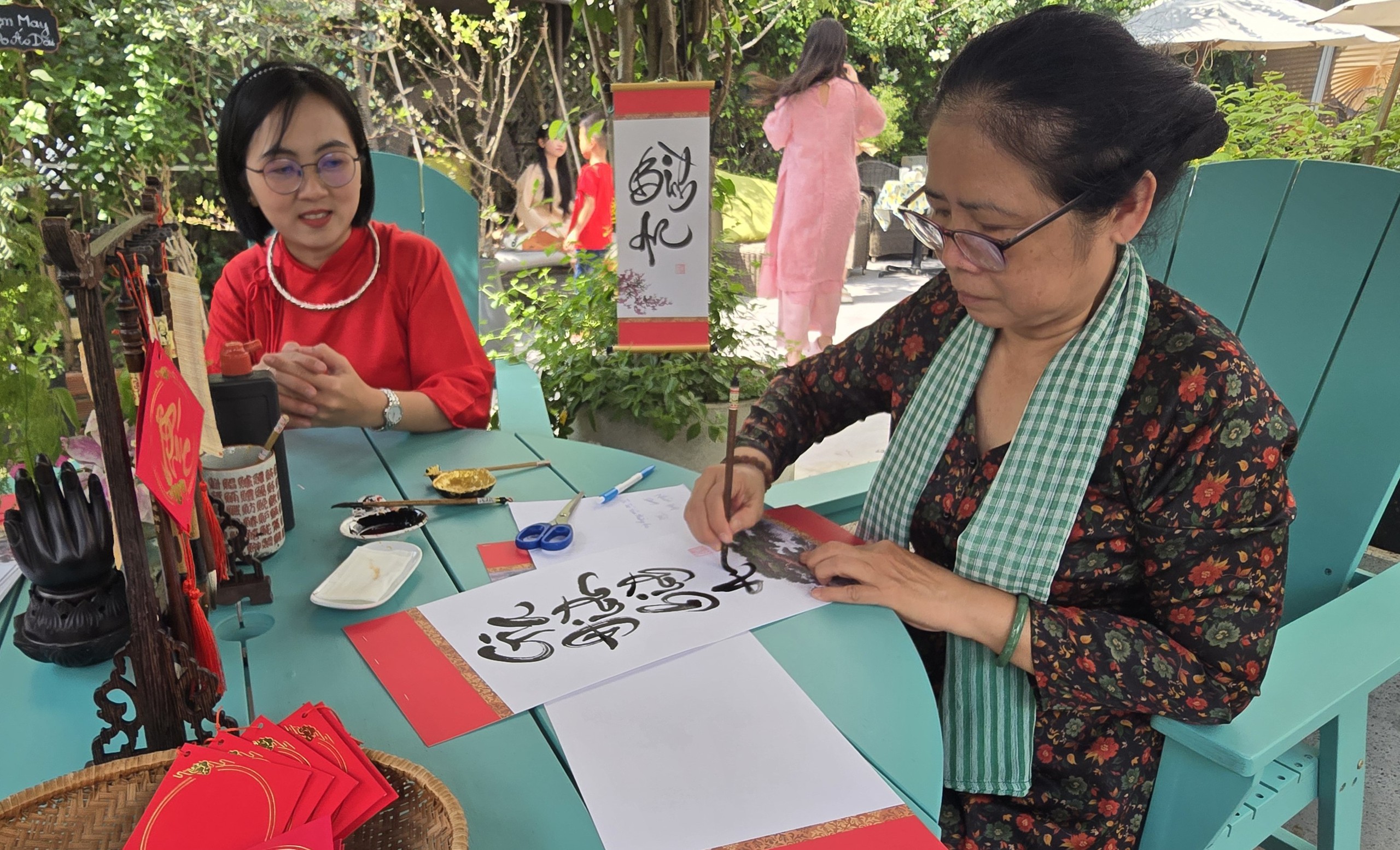 Tết đến sớm qua buổi học gói bánh chưng, làm mứt dừa tại Thảo Điền - Ảnh 5. Học gói bánh chưng, làm mứt dừa, nấu cỗ ở Thảo Điền, cảm giác 'Tết đến sớm dữ' - Ảnh 5.