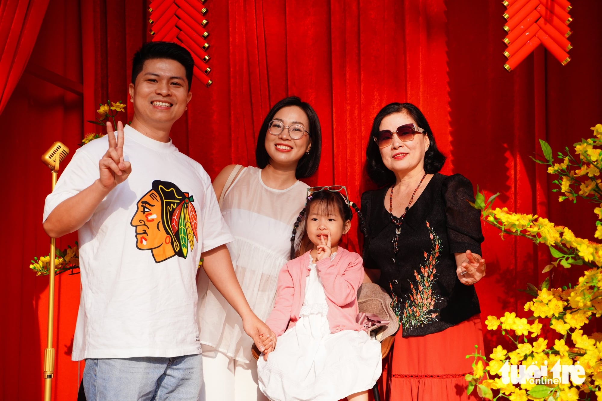 In photos: Residents chill out amid rare cool spell in Ho Chi Minh City- Ảnh 7.