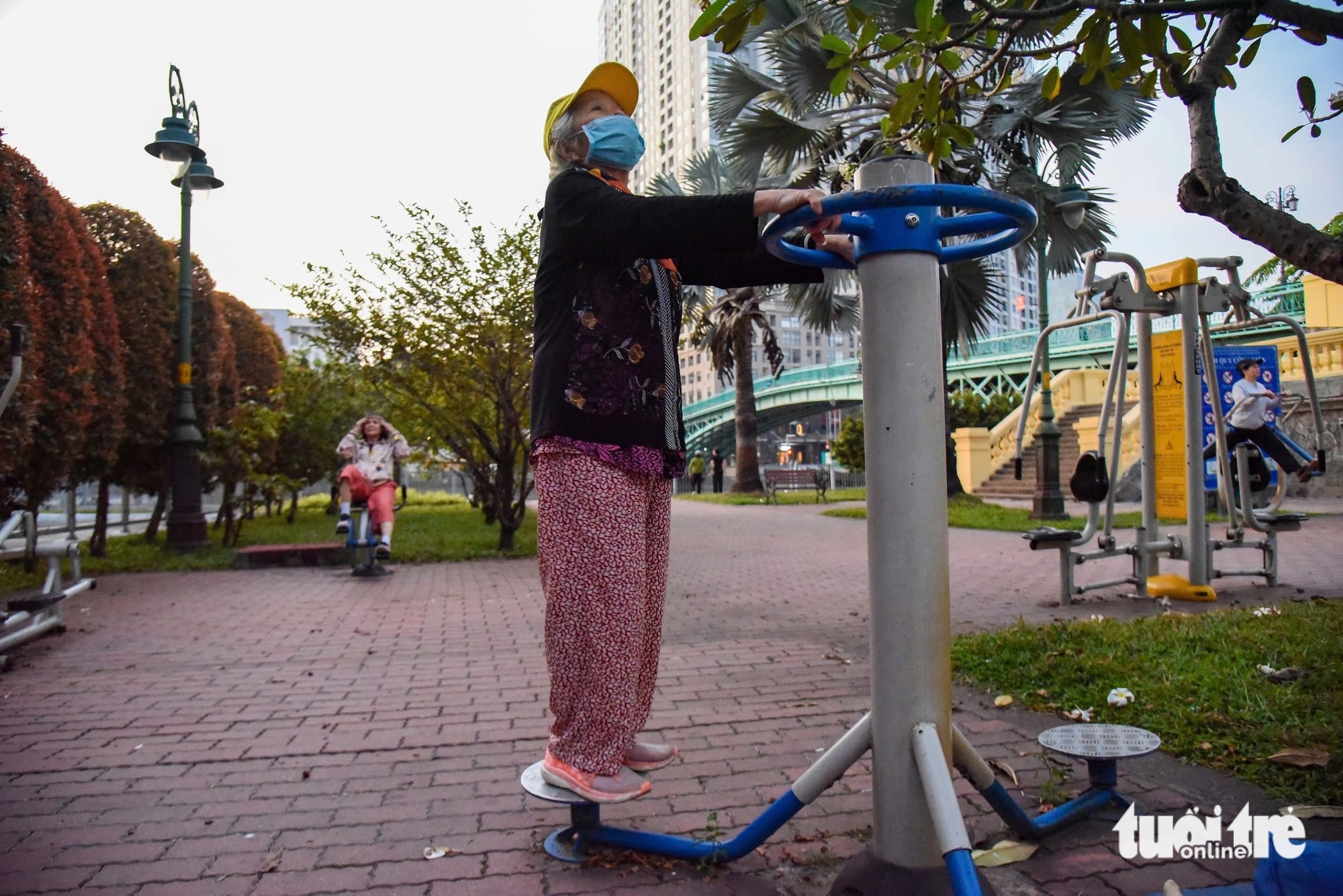 In photos: Residents chill out amid rare cool spell in Ho Chi Minh City- Ảnh 12.