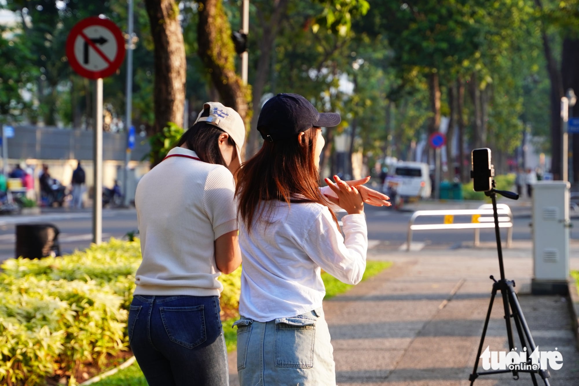 In photos: Residents chill out amid rare cool spell in Ho Chi Minh City- Ảnh 3.