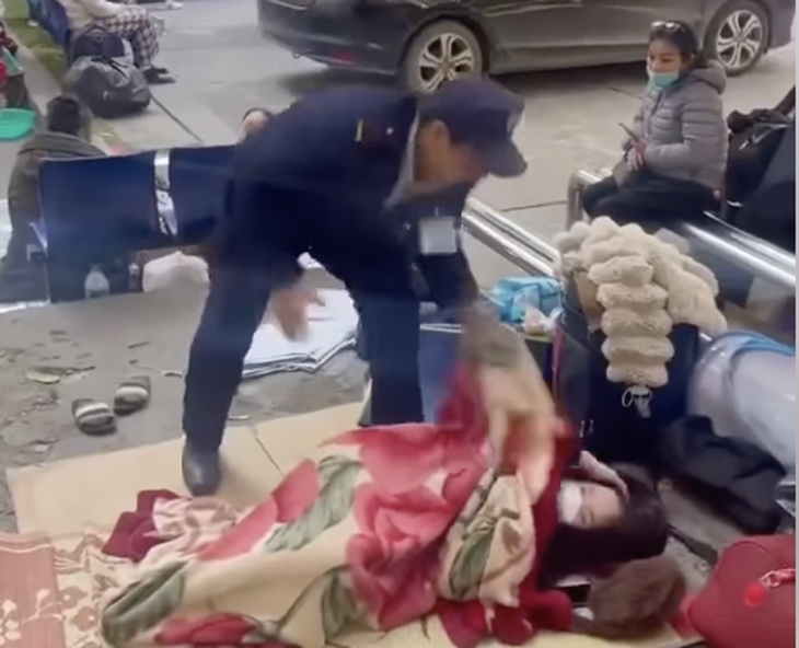 Bức xúc bảo vệ 'ném chăn' người nhà bệnh nhân giữa trời lạnh, thương những người vạ vật ở bệnh viện - Ảnh 1.