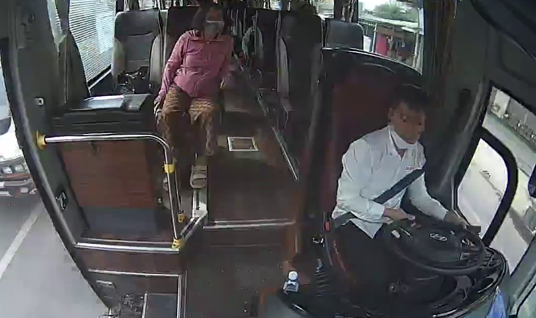 Vietnam’s bus driver fined $190 after using phone while driving