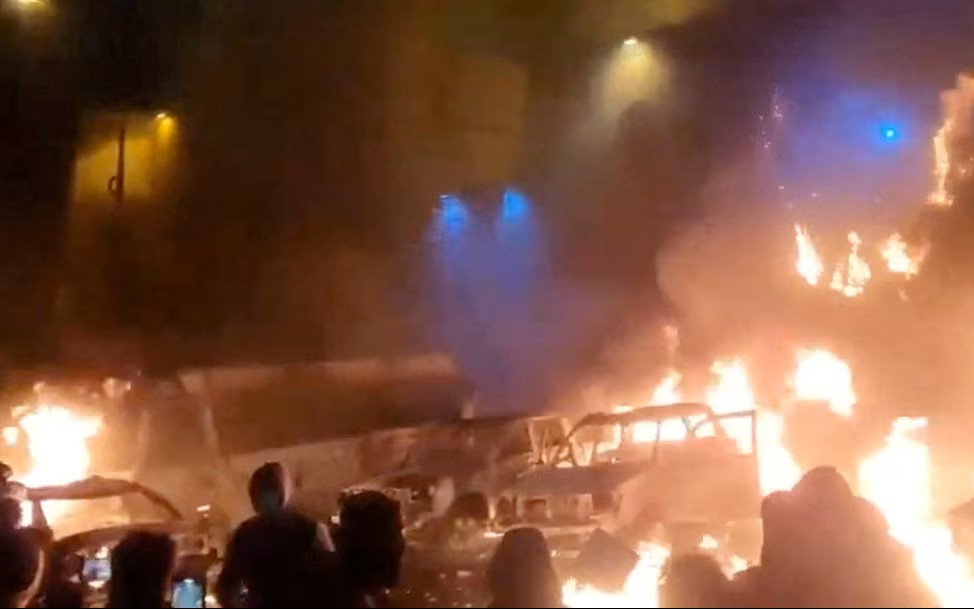 Iran bùng nổ biểu tình, 'Mỹ sẵn sàng can thiệp' - Ảnh 1.