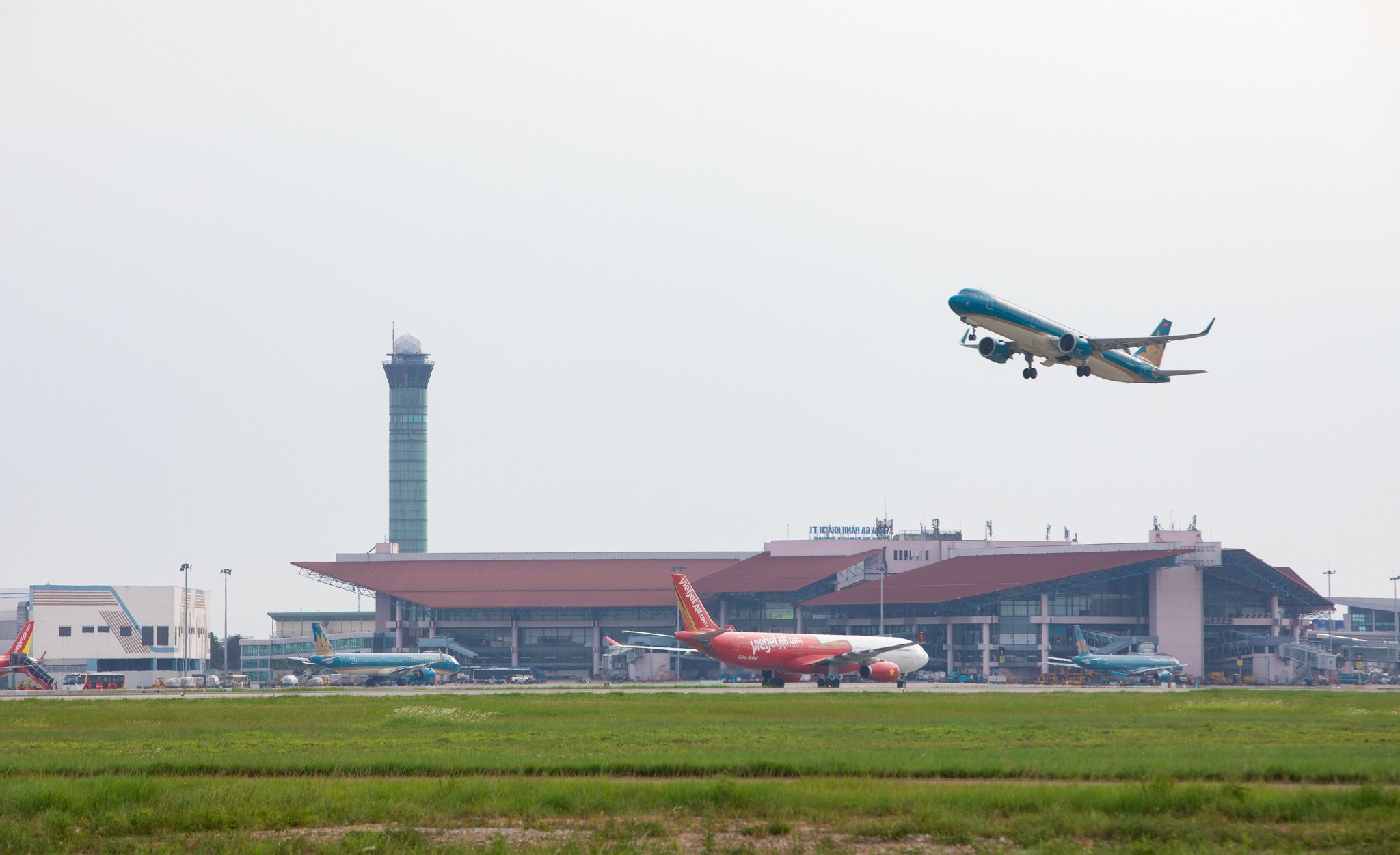 Hầu hết các chuyến bay từ Hà Nội, TP.HCM tới các điểm du lịch đã kín chỗ - Ảnh 1.