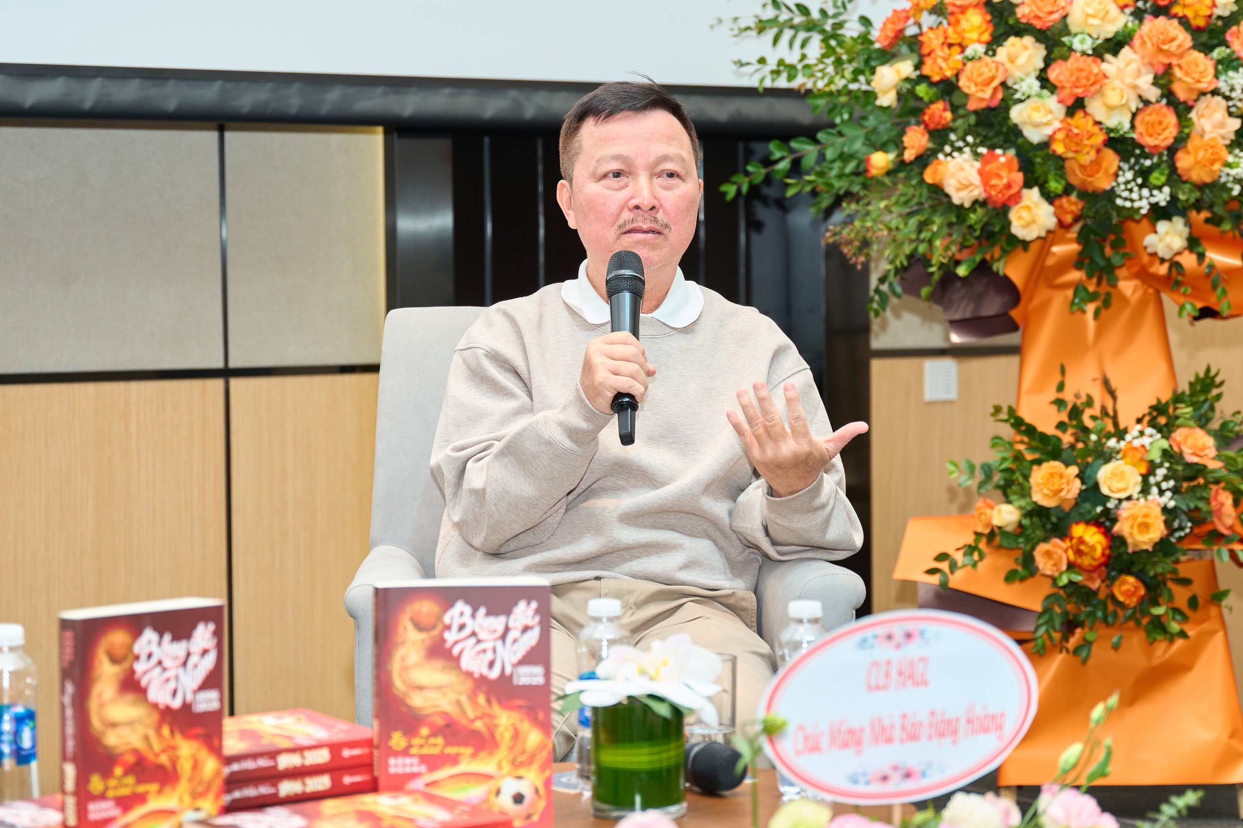 Cuốn sách không né tránh những ‘vết xước’ của bóng đá Việt Nam - Ảnh 1.