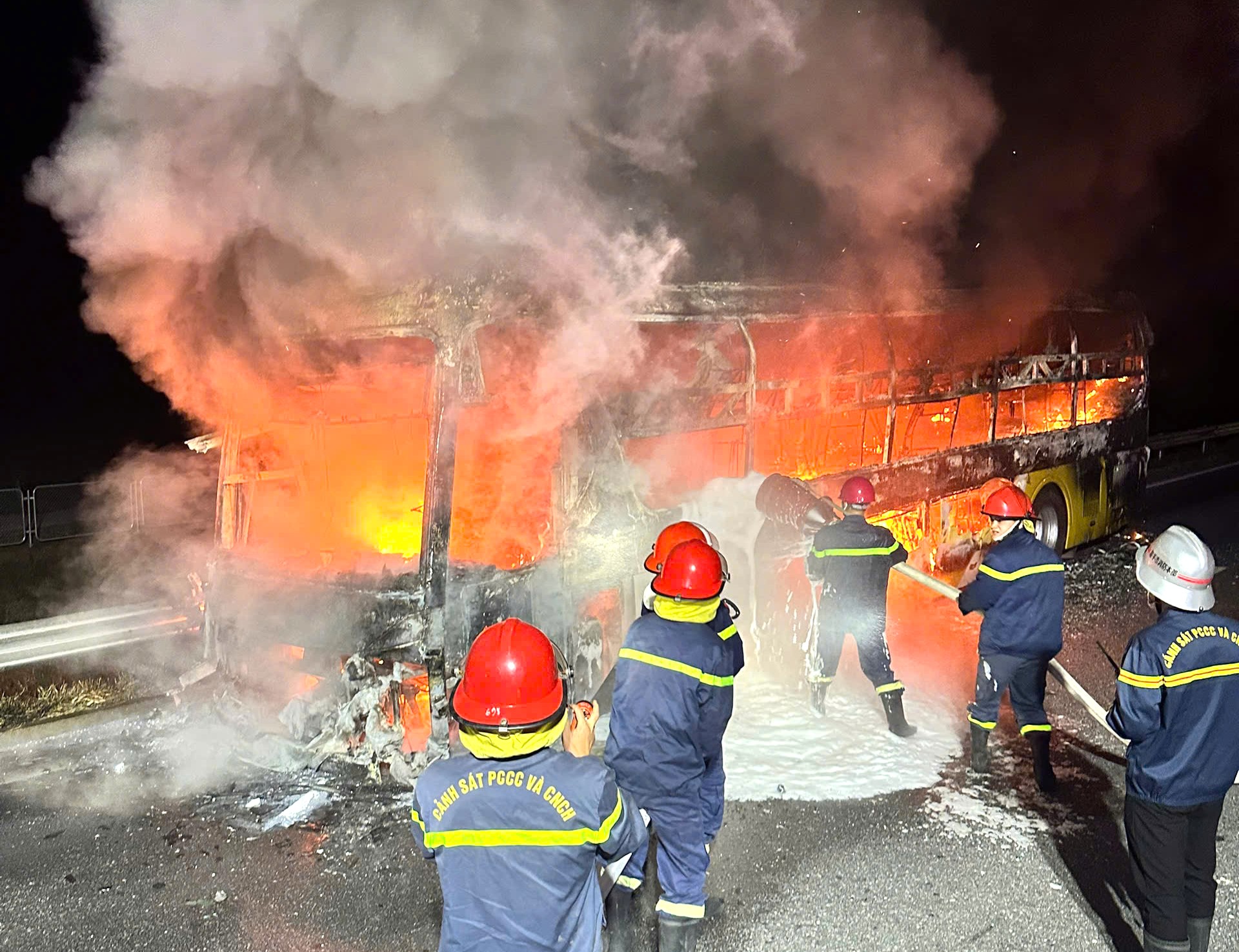 Xe khách cháy dữ dội khi đang lưu thông trên cao tốc Bắc - Nam - Ảnh 1.