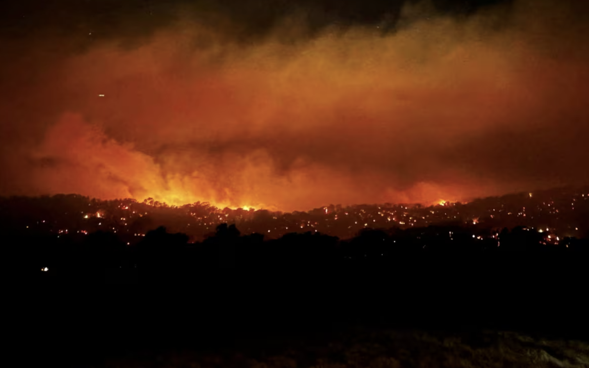 Residents in Australia's Victoria state urged to evacuate as bushfire rages - Ảnh 1.