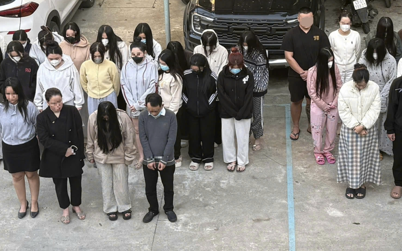 Vietnam busts male prostitution ring for women
- Ảnh 1.