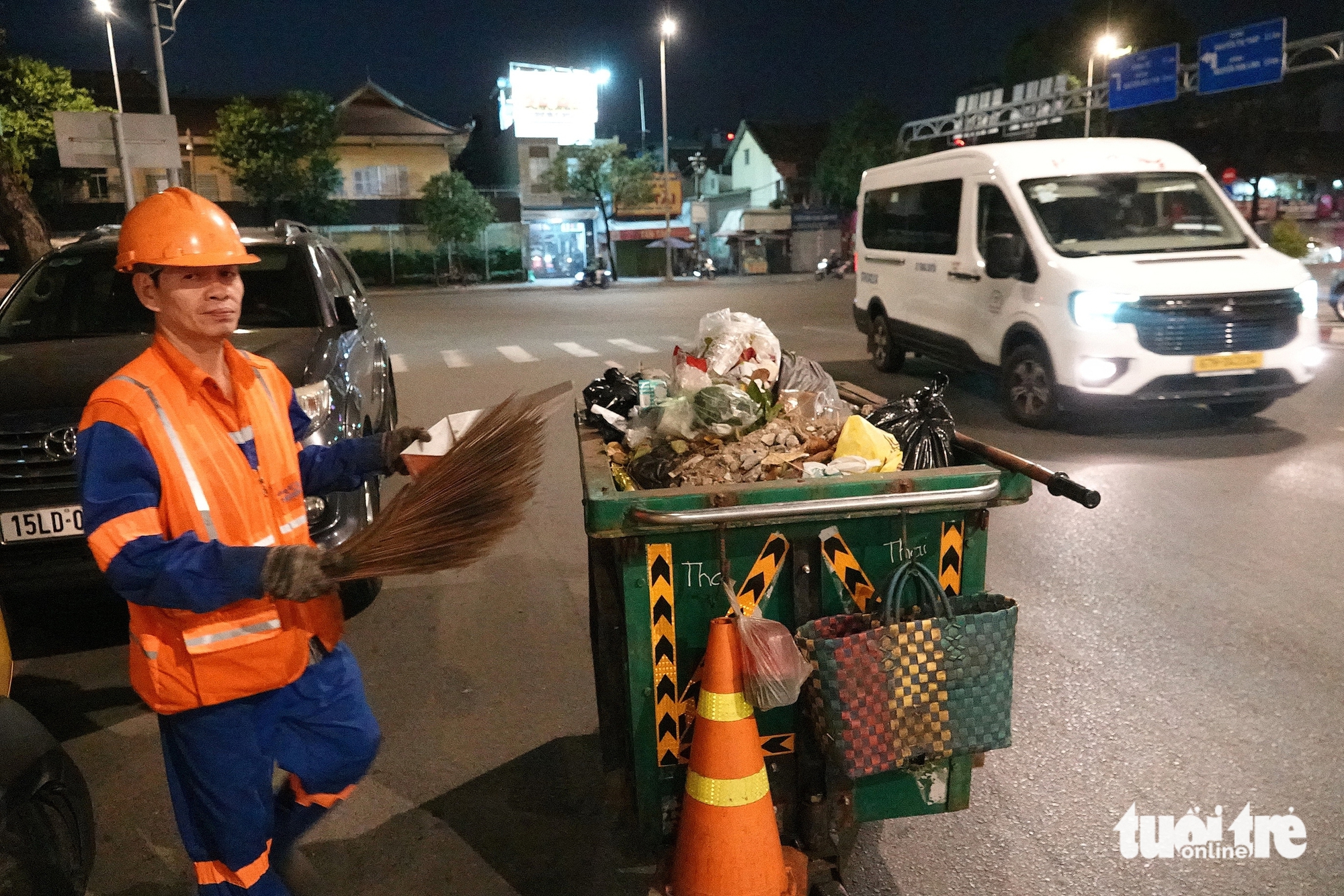 Life goes on as rare cold grips Ho Chi Minh City - Ảnh 5.