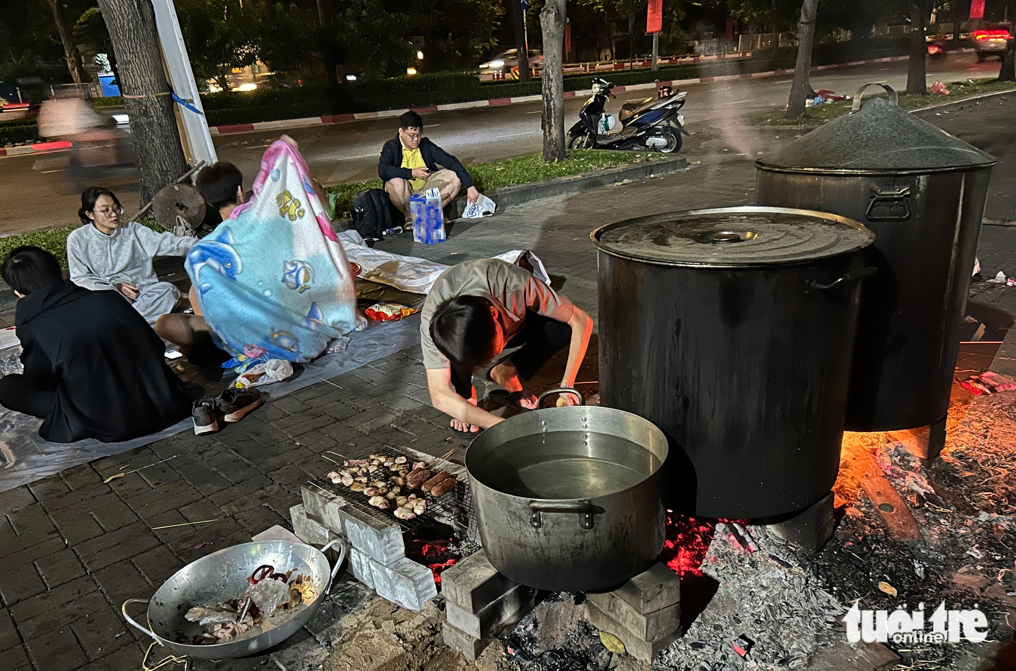 Life goes on as rare cold grips Ho Chi Minh City - Ảnh 8.
