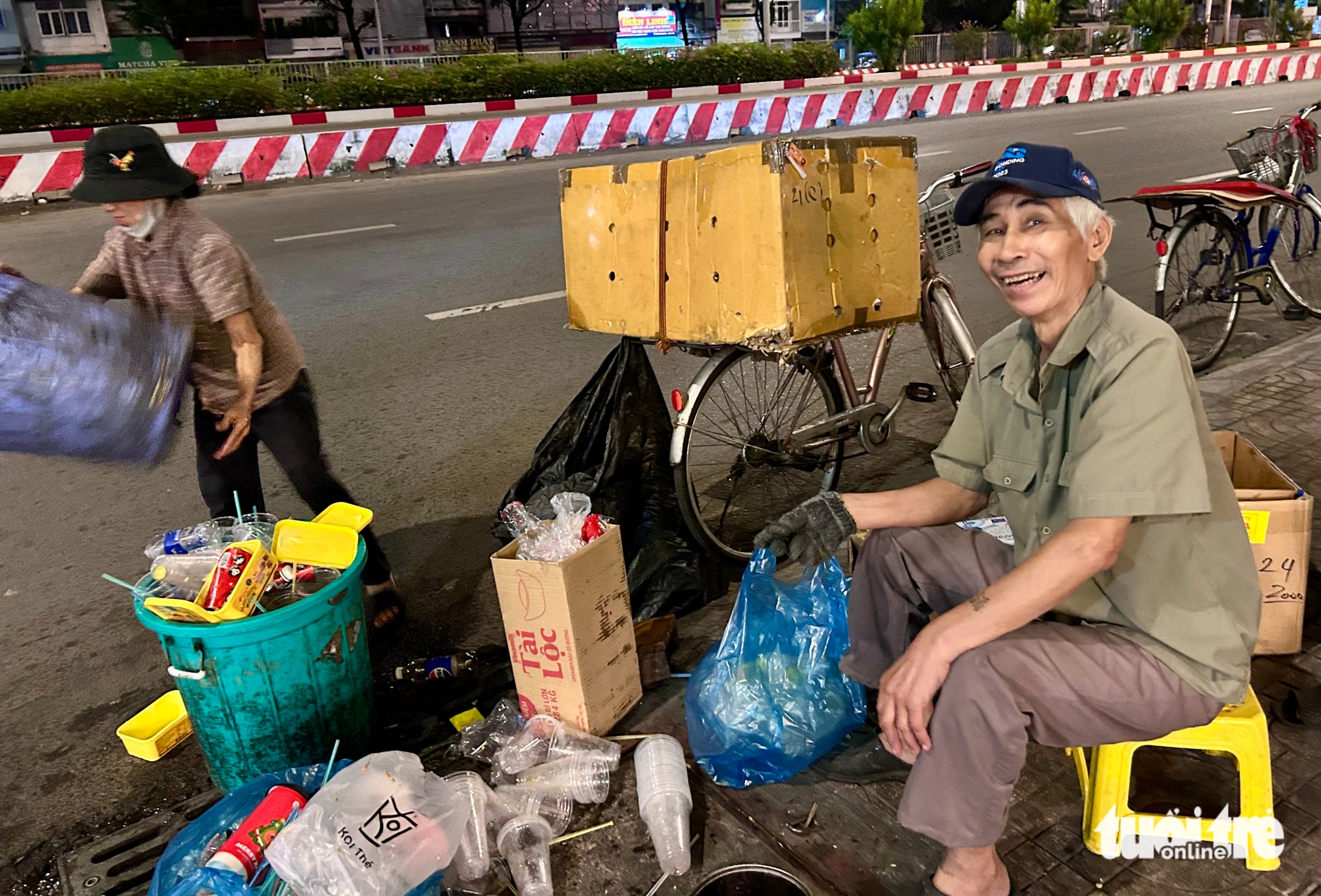 Life goes on as rare cold grips Ho Chi Minh City - Ảnh 6.