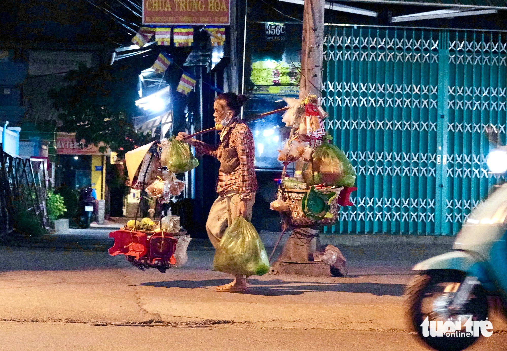 Life goes on as rare cold grips Ho Chi Minh City - Ảnh 7.