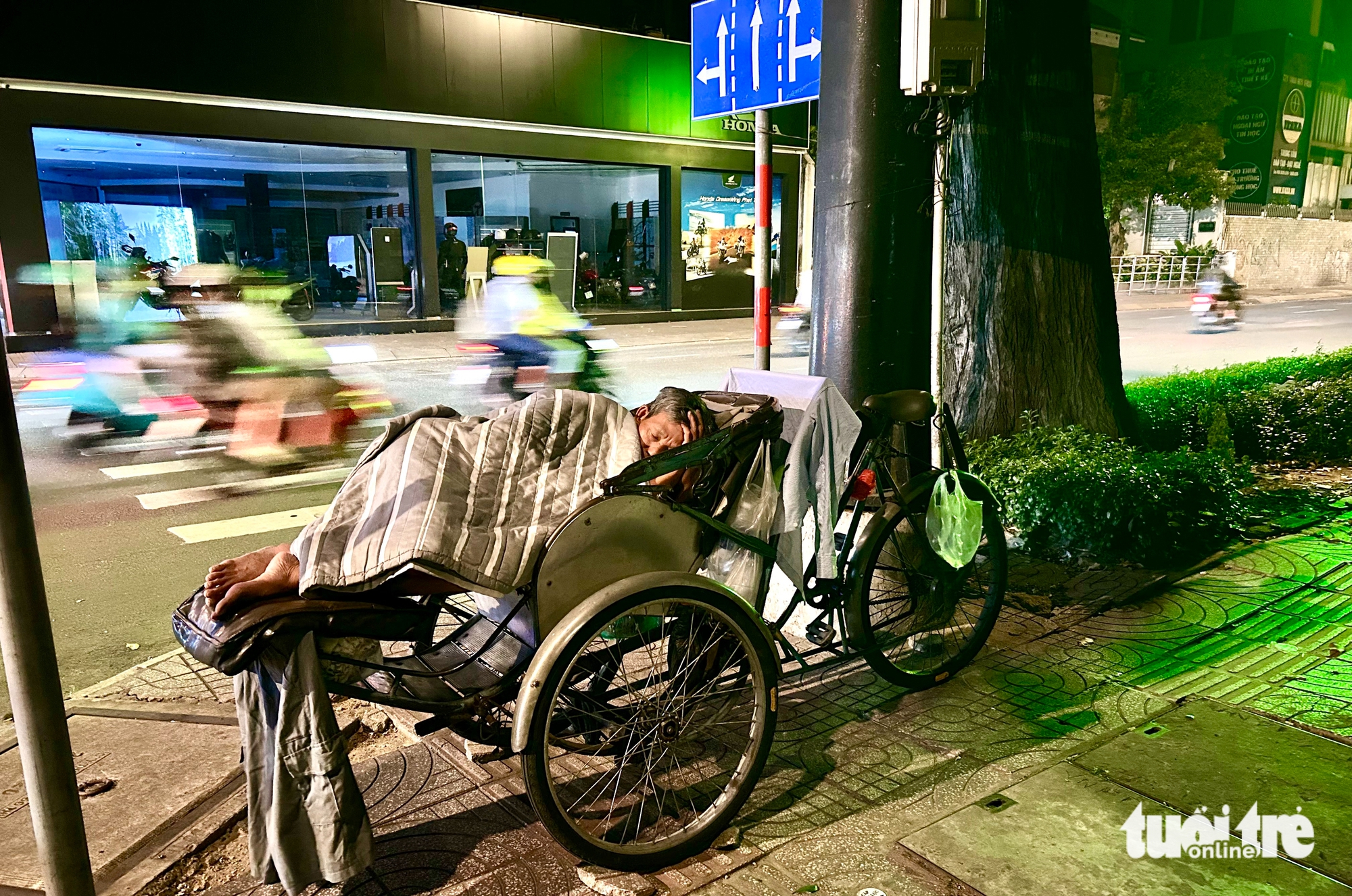 Life goes on as rare cold grips Ho Chi Minh City - Ảnh 9.