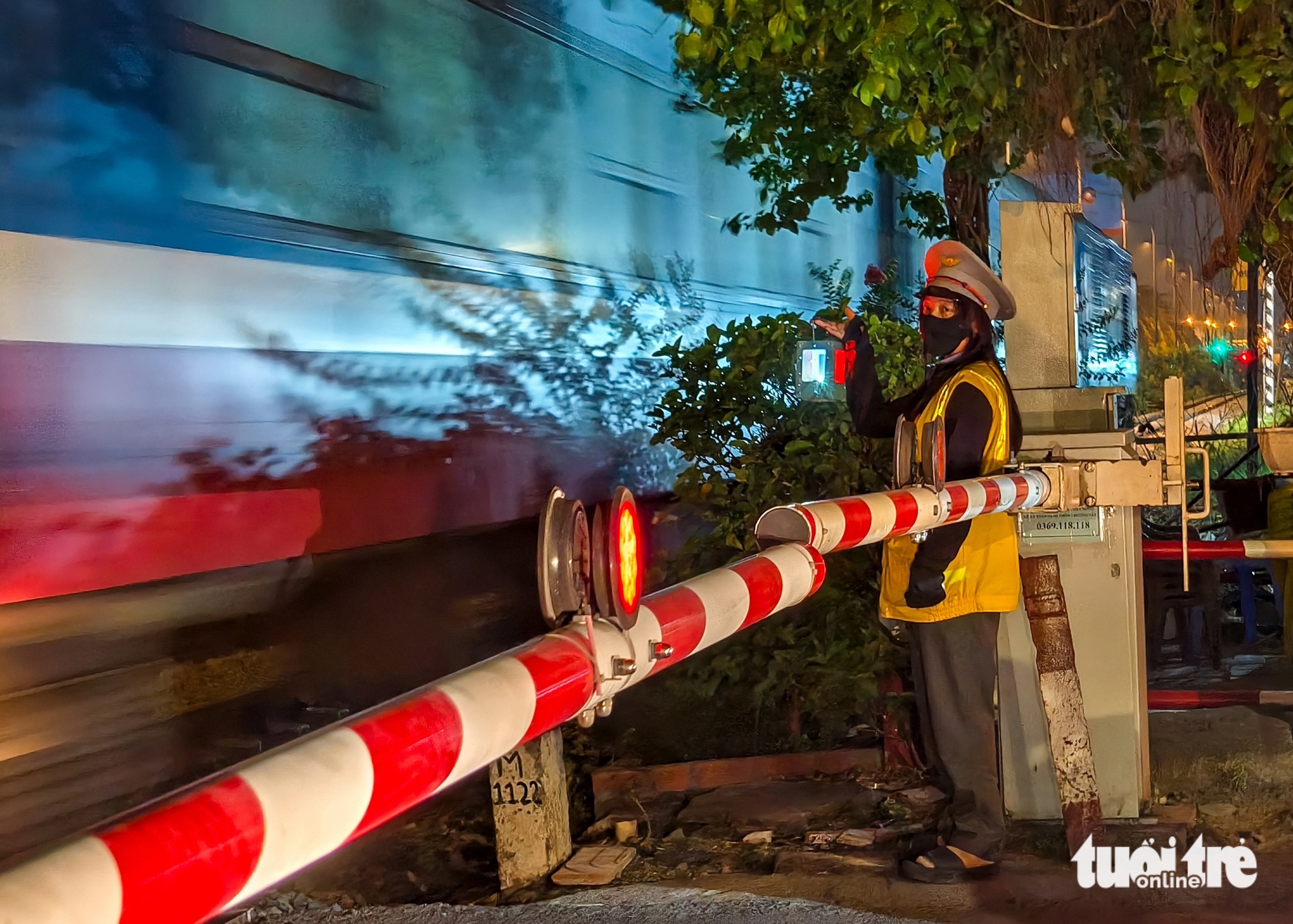 Life goes on as rare cold grips Ho Chi Minh City - Ảnh 10.